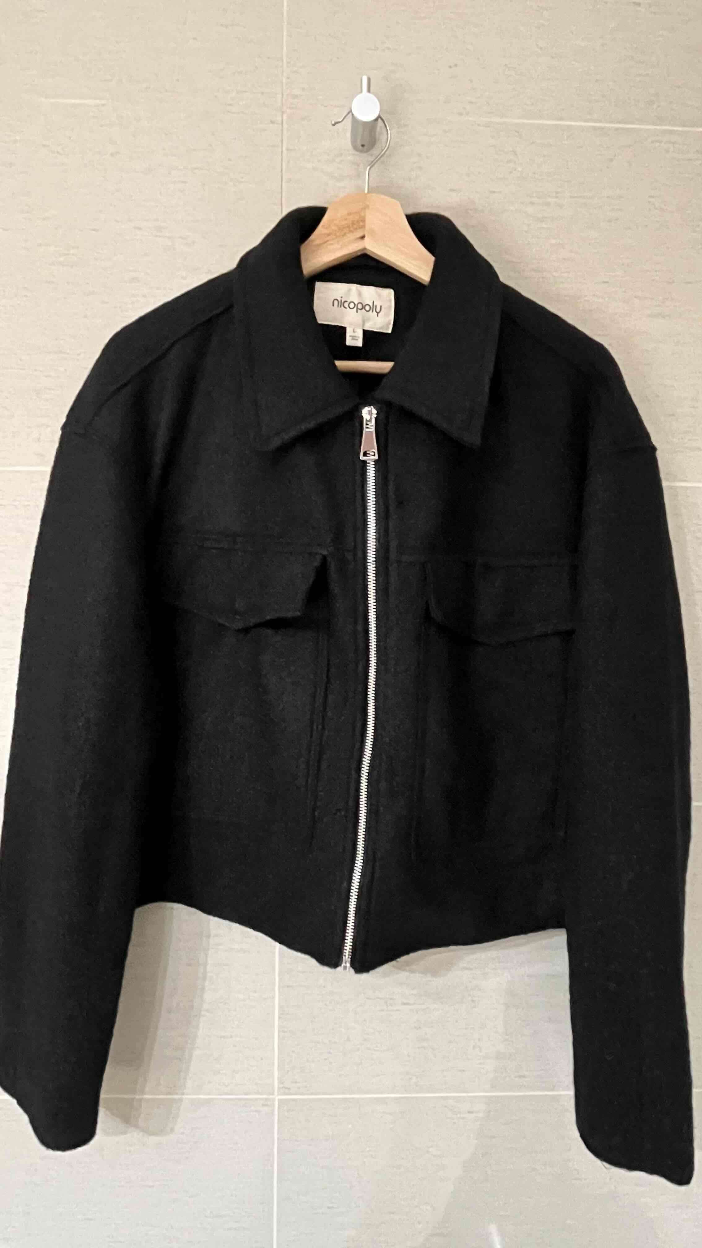 Chaqueta corta negra con cierre Nicopoly