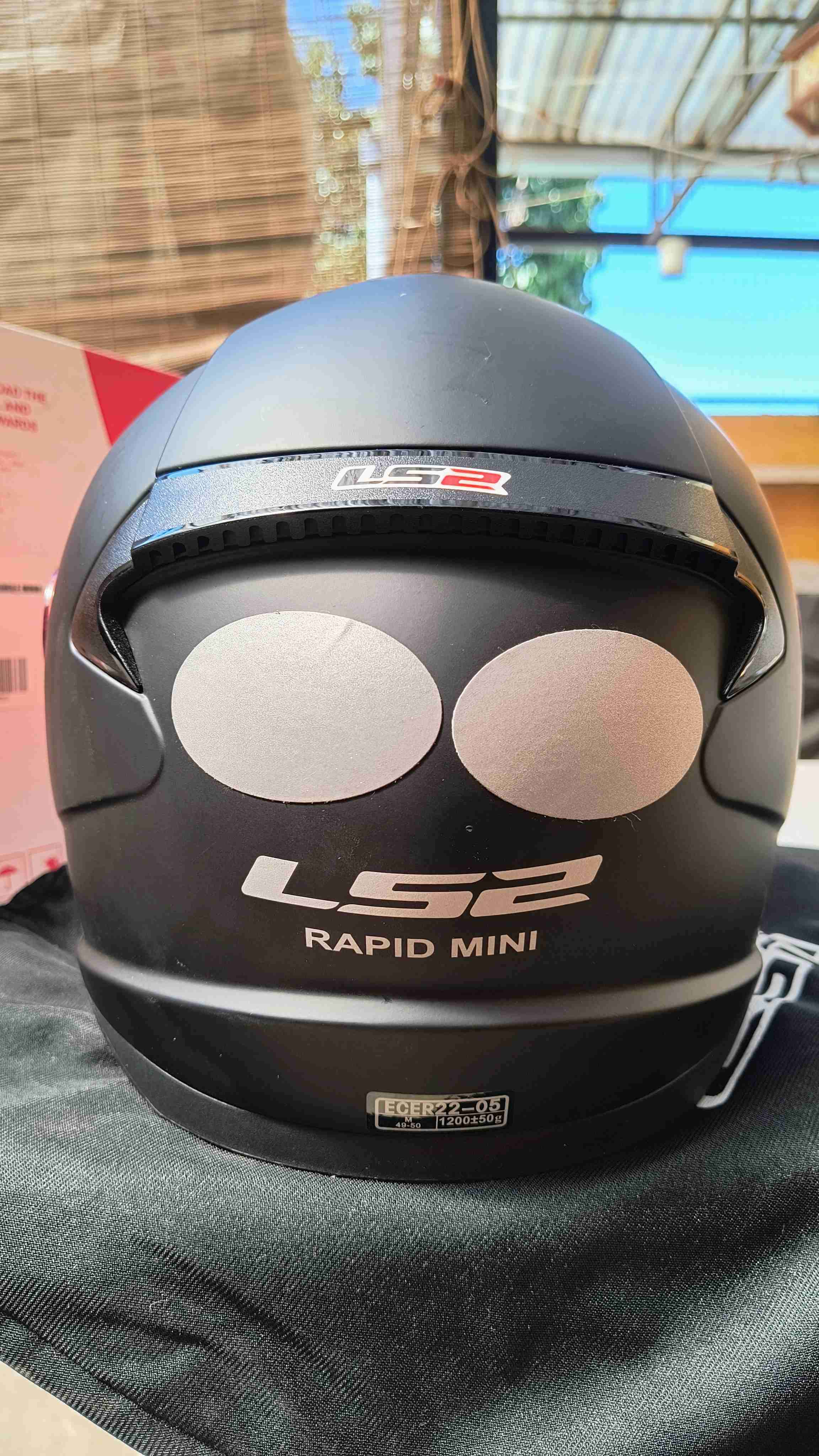 Casco de moto negro y rojo - miniatura 2