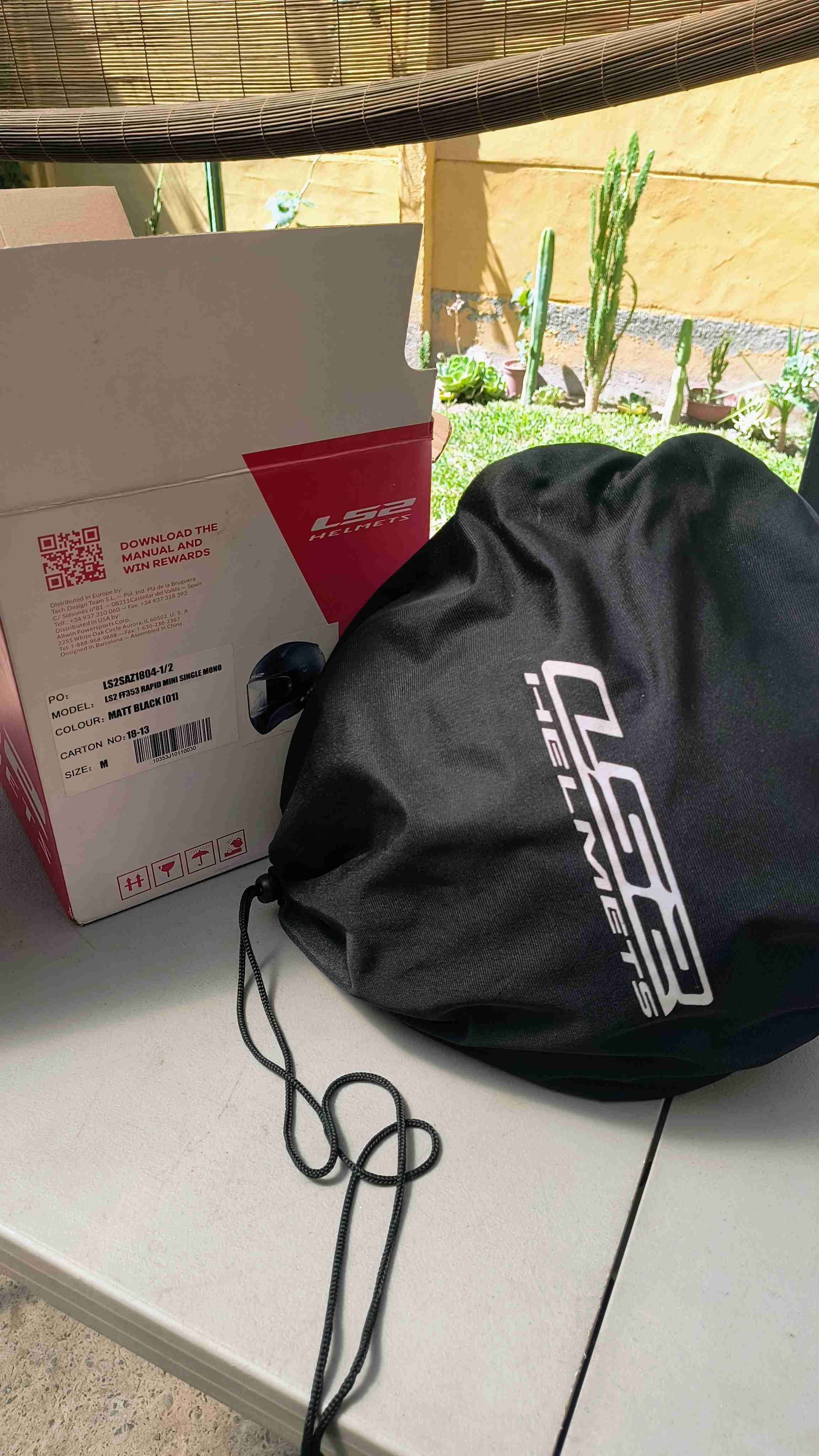 Casco de moto negro y rojo - miniatura 3