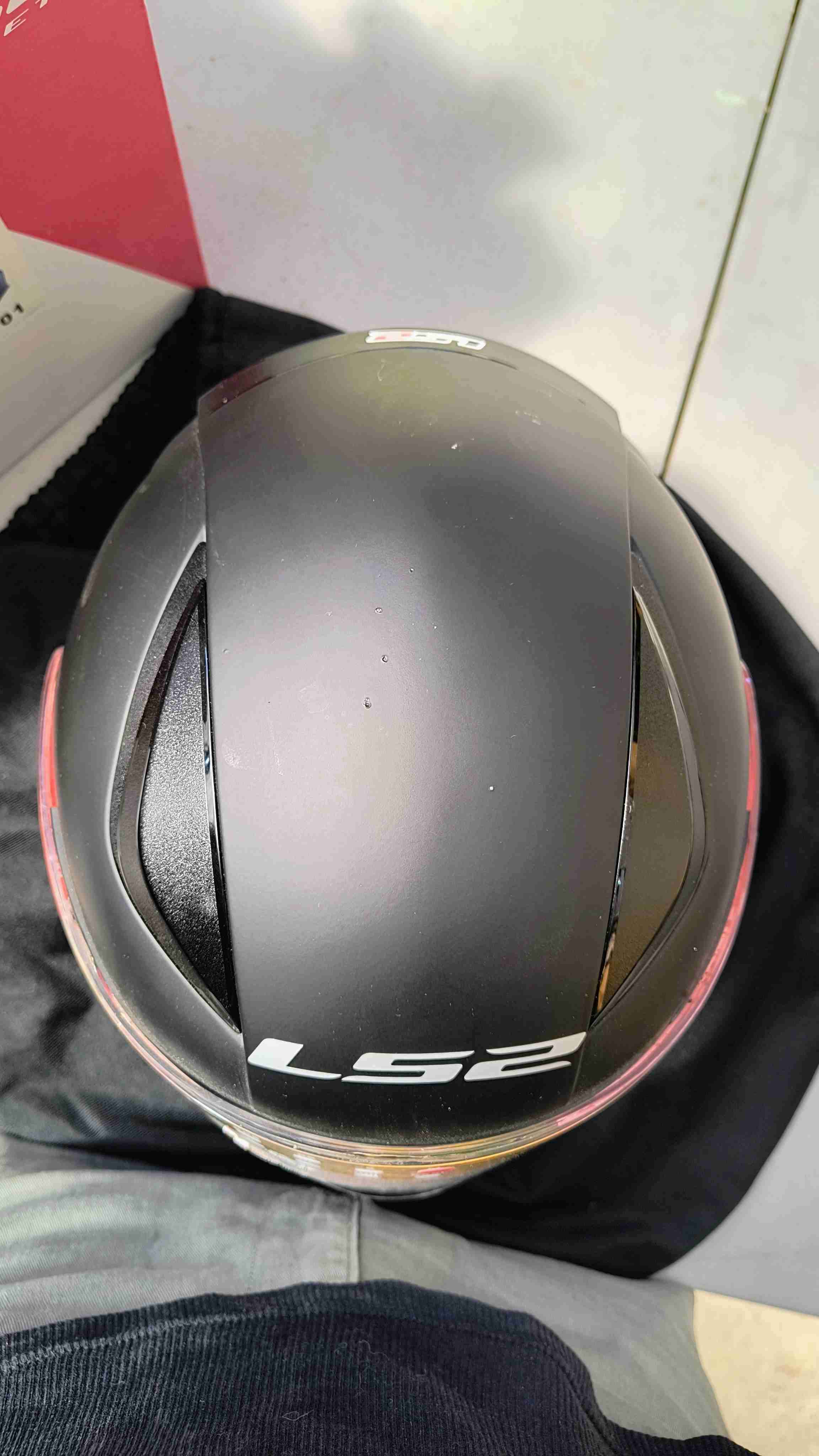 Casco de moto negro y rojo - miniatura 4