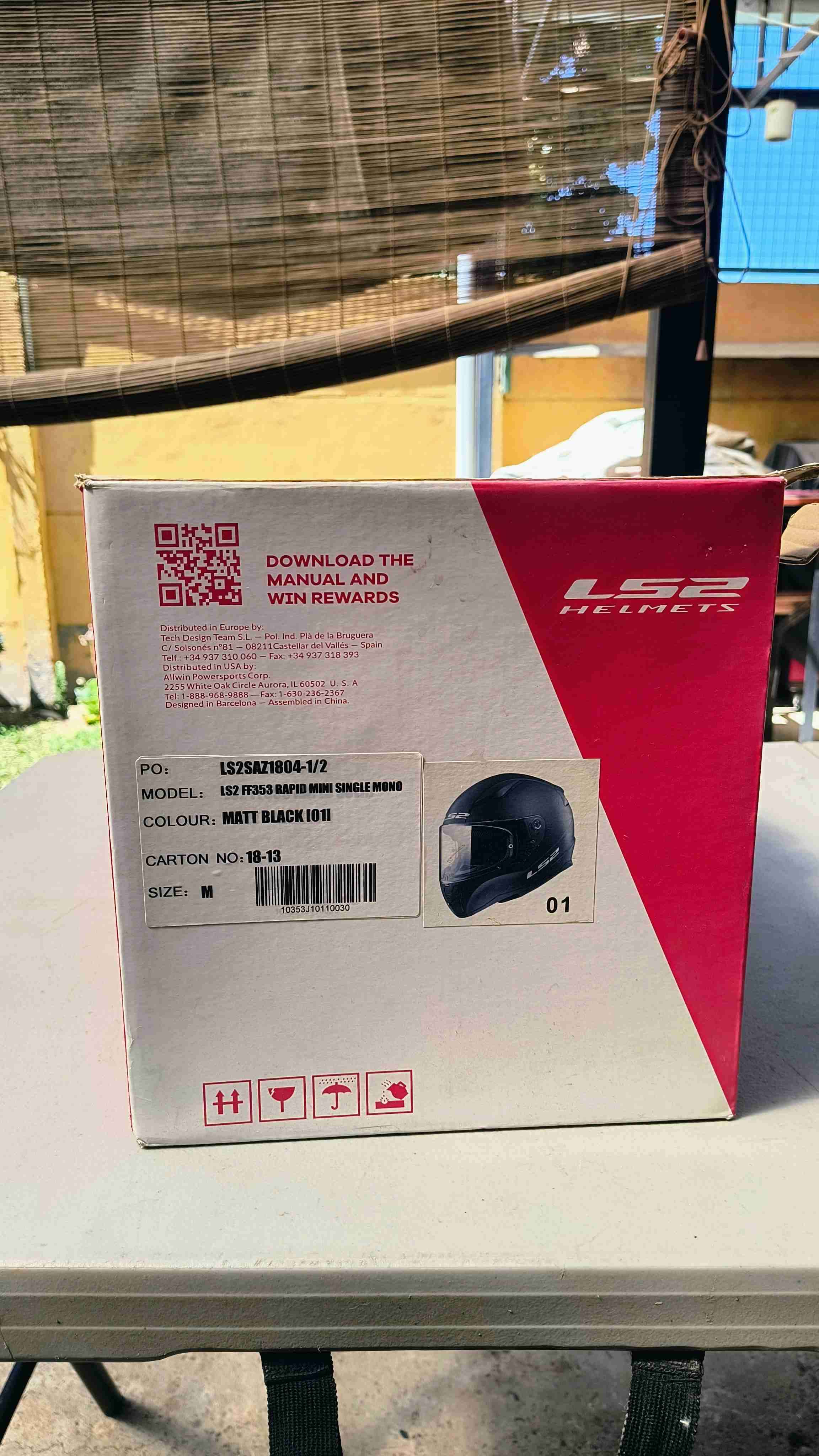 Casco de moto negro y rojo - miniatura 6