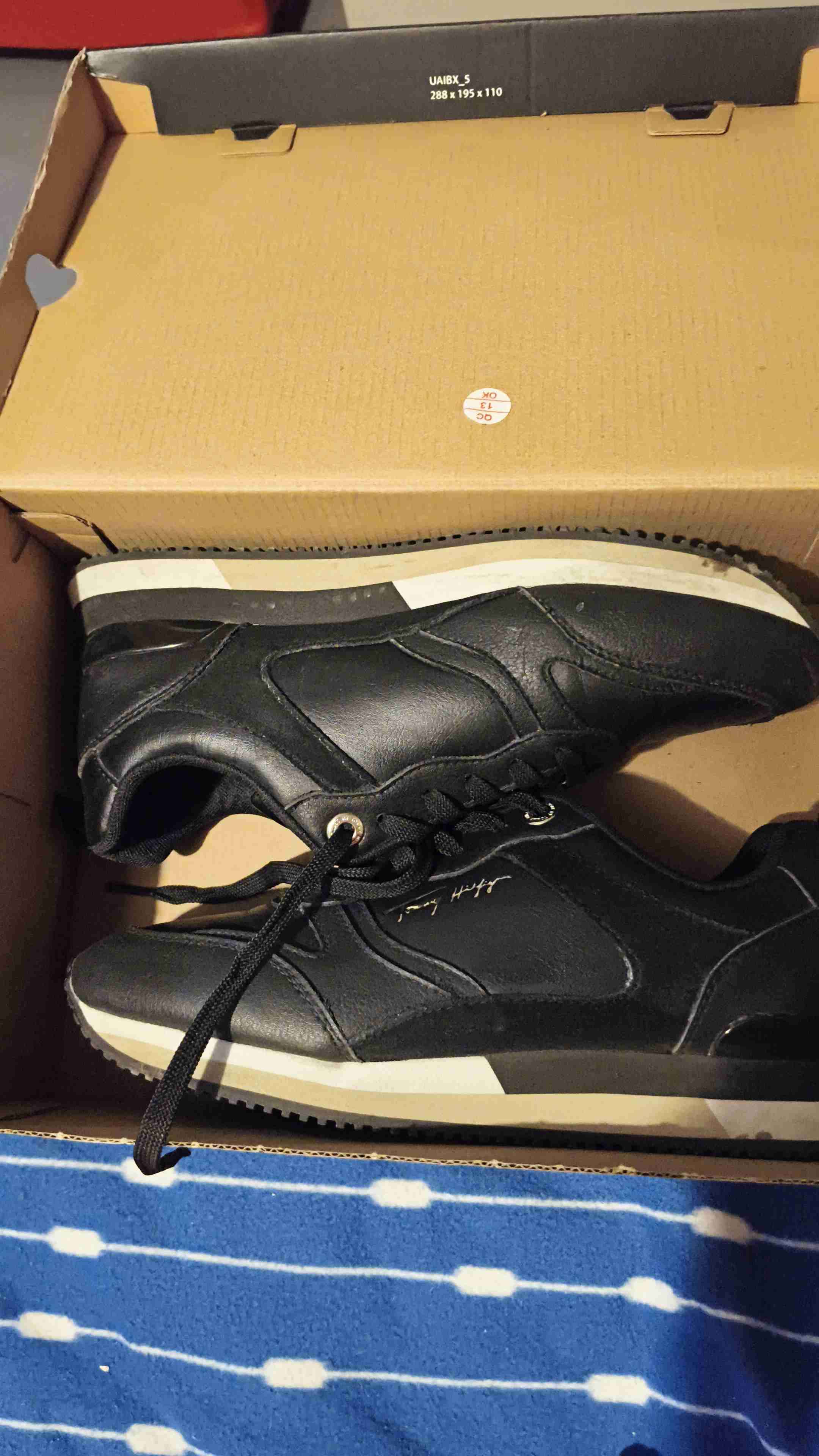 Zapatillas deportivas negras .ambas tallas 38.5