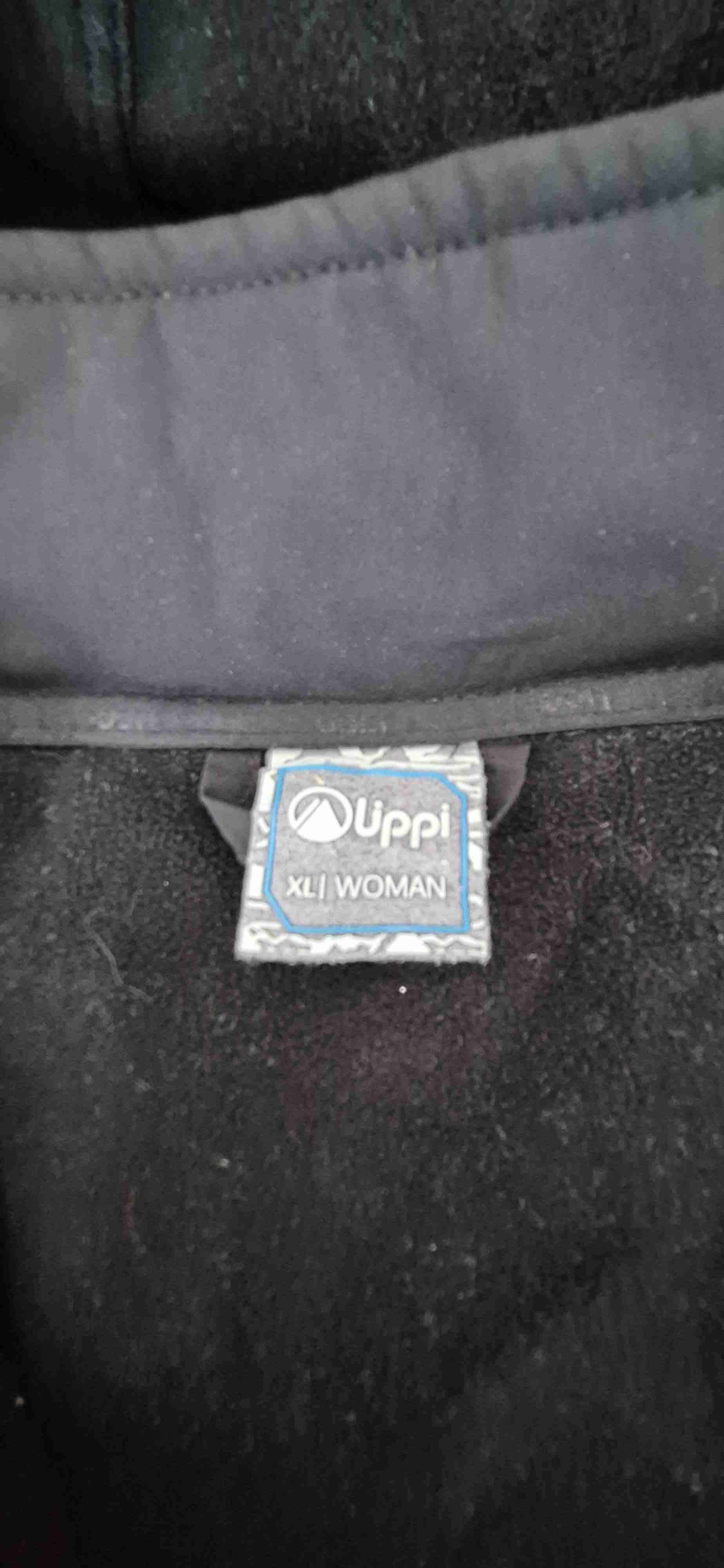 Chaqueta soft shell negra con capucha. - miniatura 3