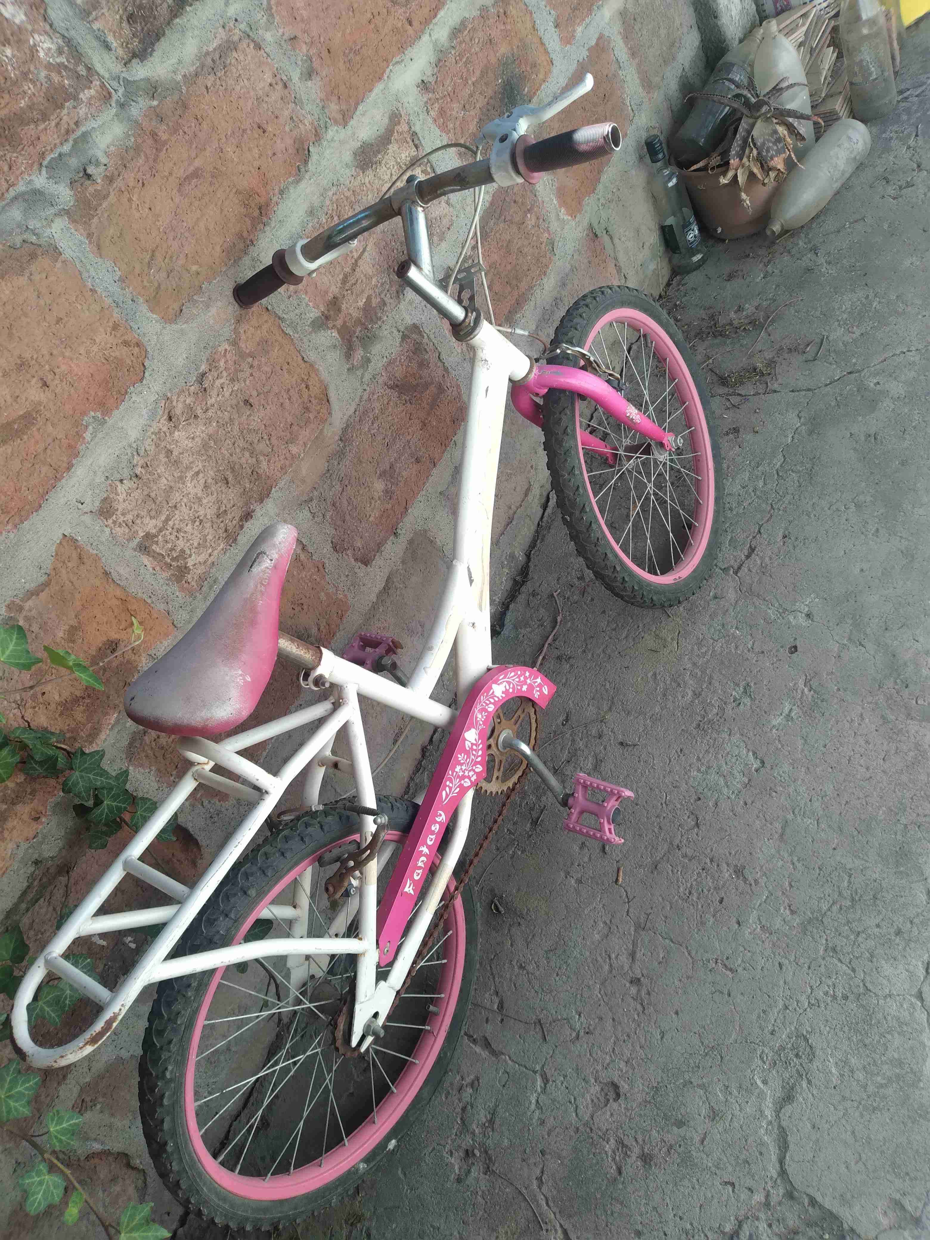 Bicicleta infantil rosada usada - miniatura 2
