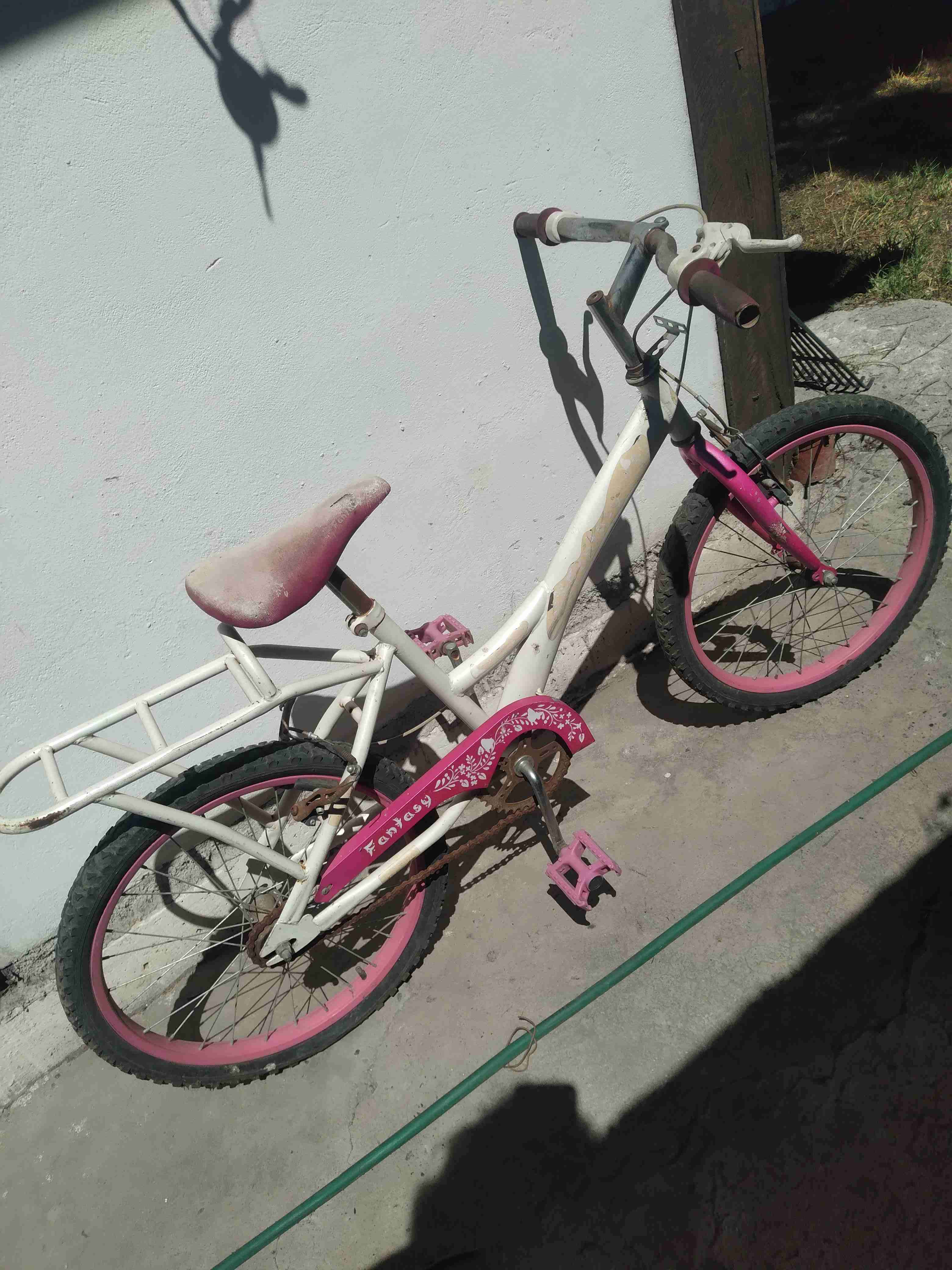 Bicicleta infantil rosada usada - miniatura 3