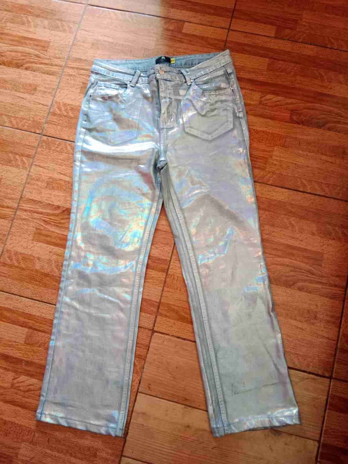 Jeans metálicos plateados