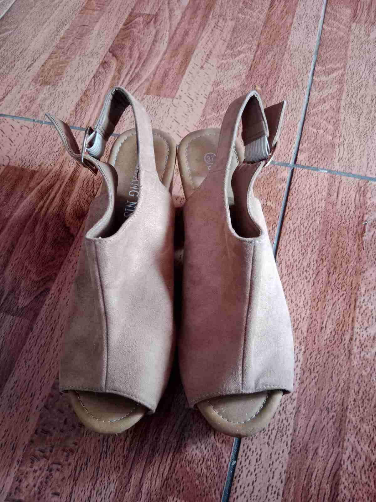Sandalias abiertas beige