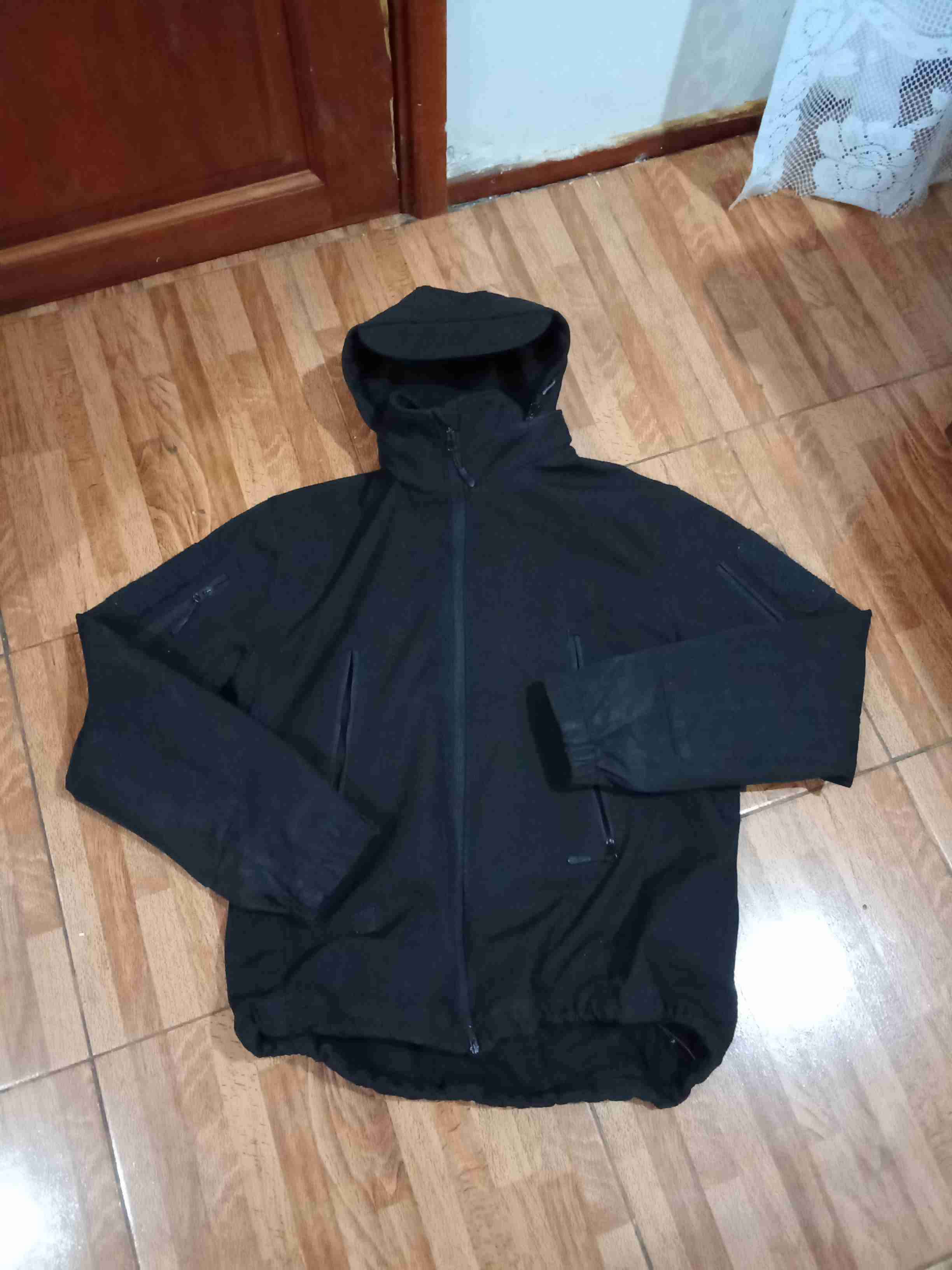 Chaqueta negra con capucha