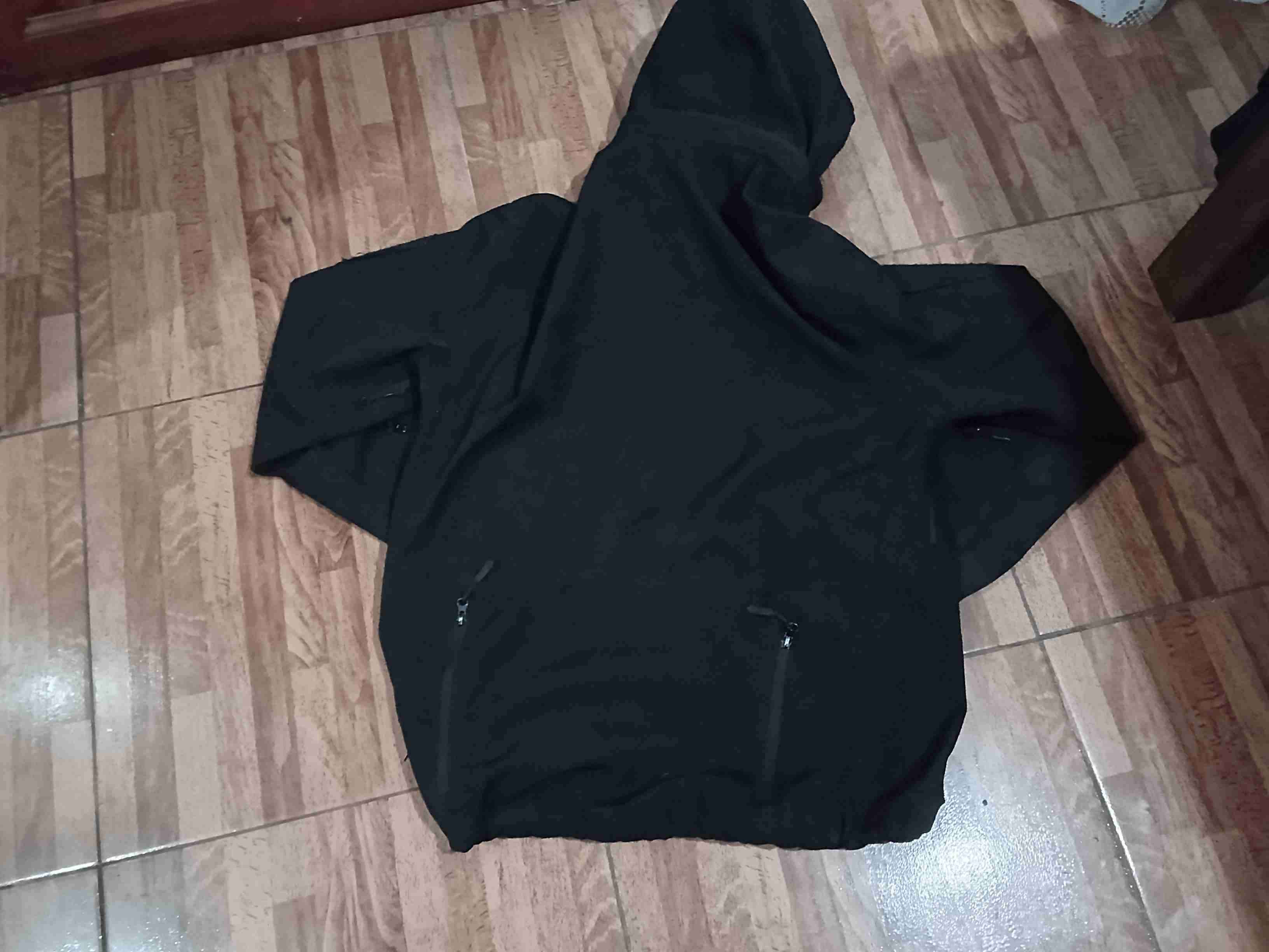 Chaqueta negra con capucha - miniatura 2