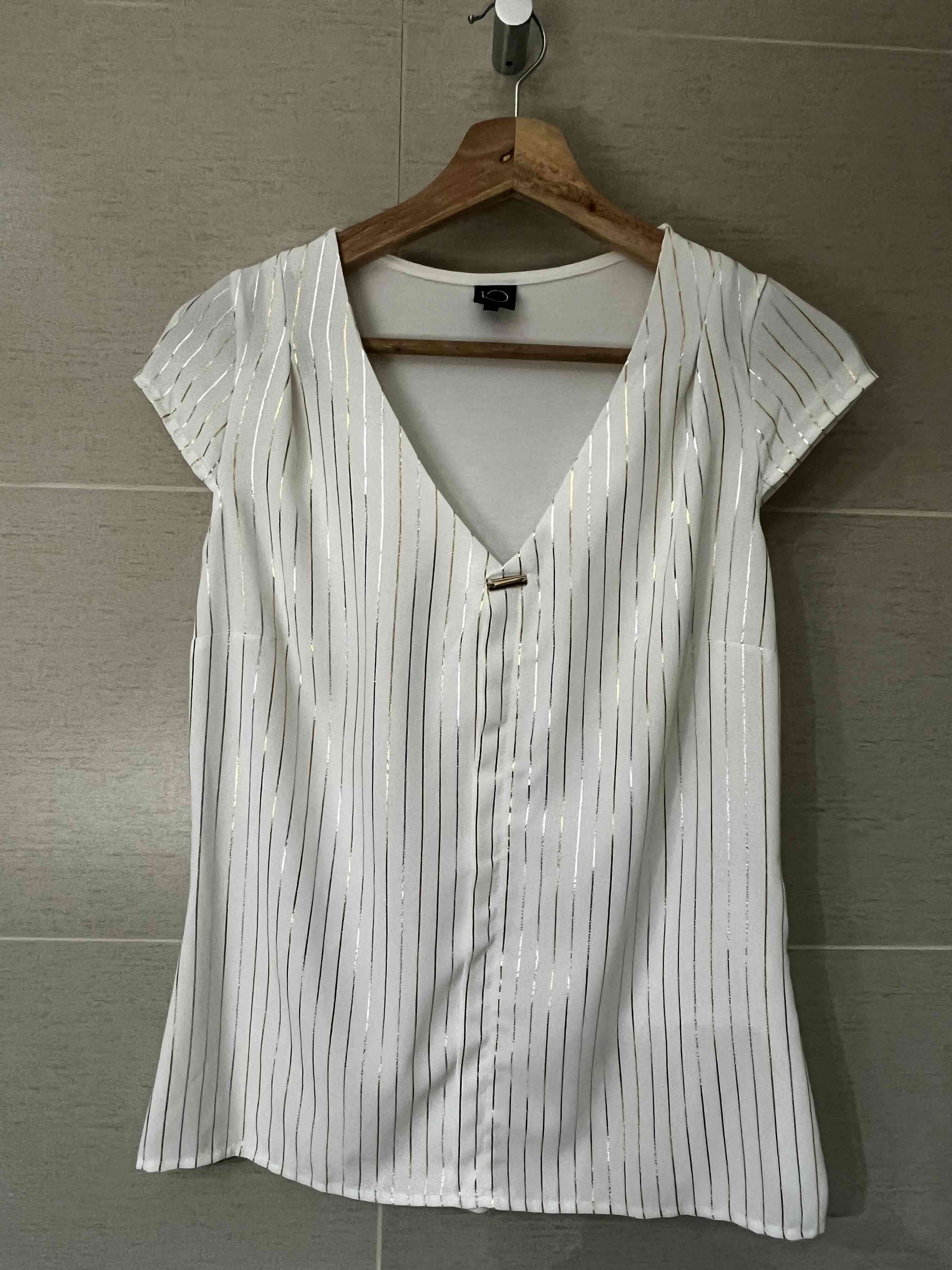 Blusa blanca líneas doradas IO