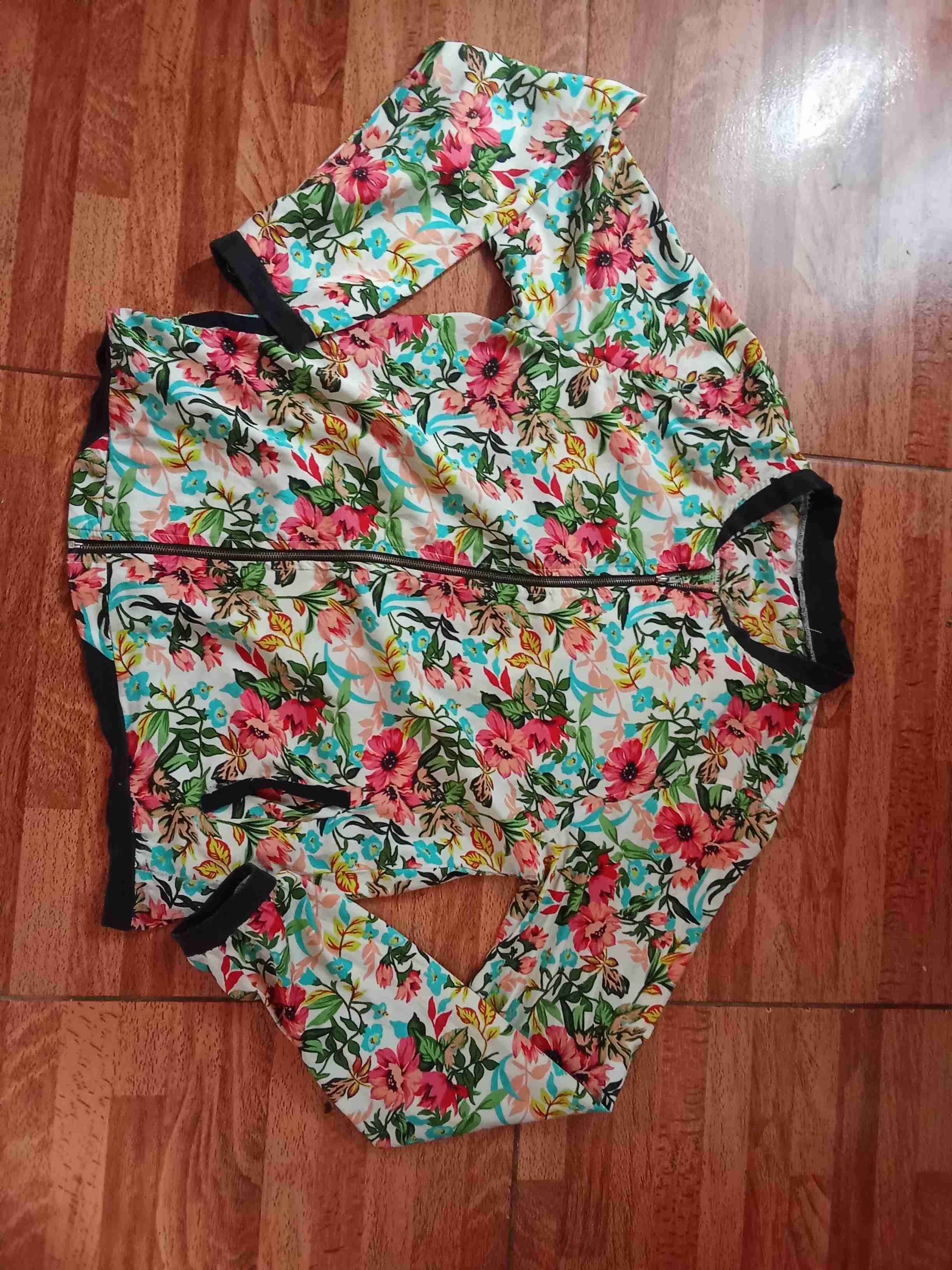 Chaqueta floral colorida
