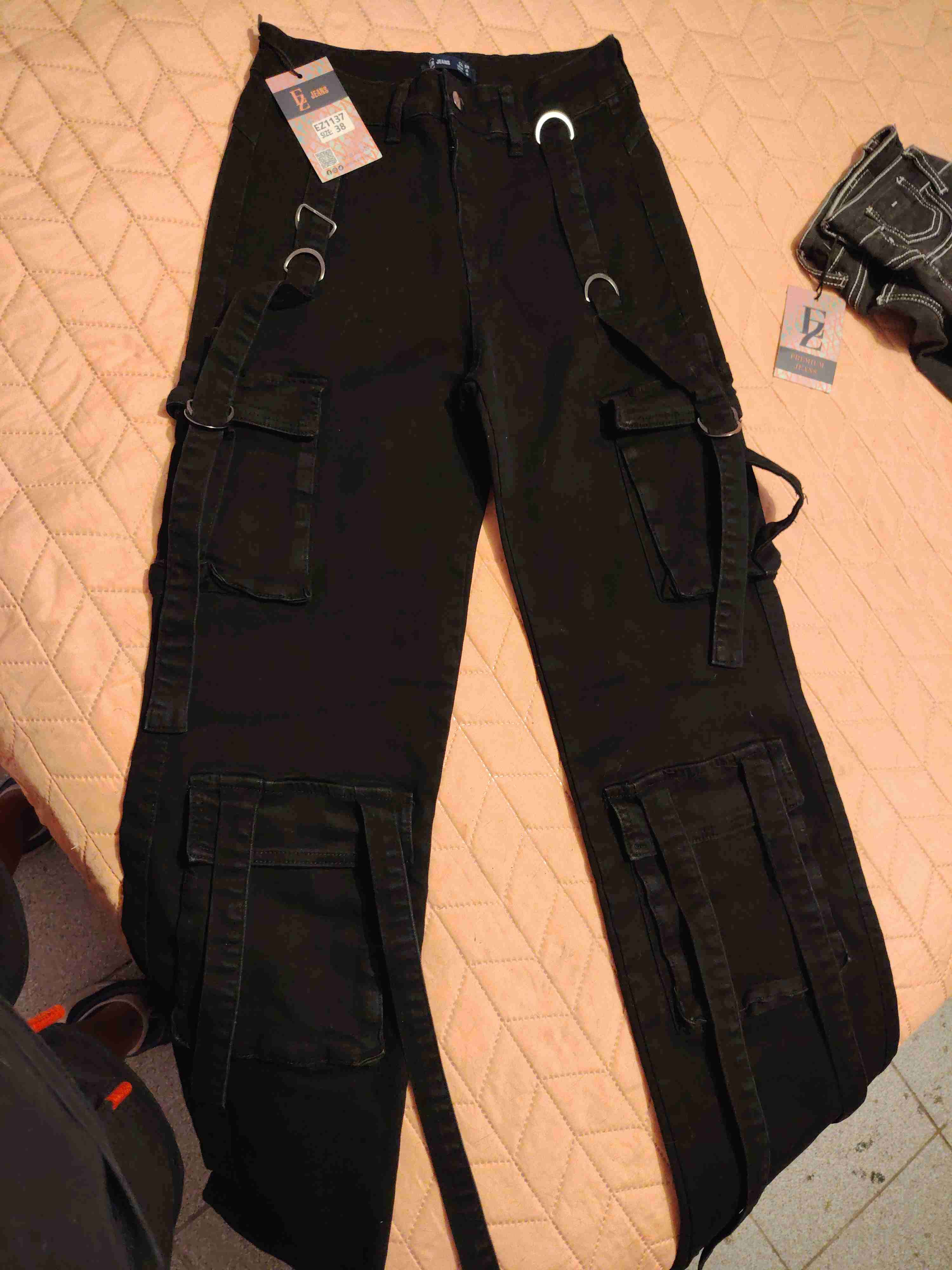 Pantalones negros con correas