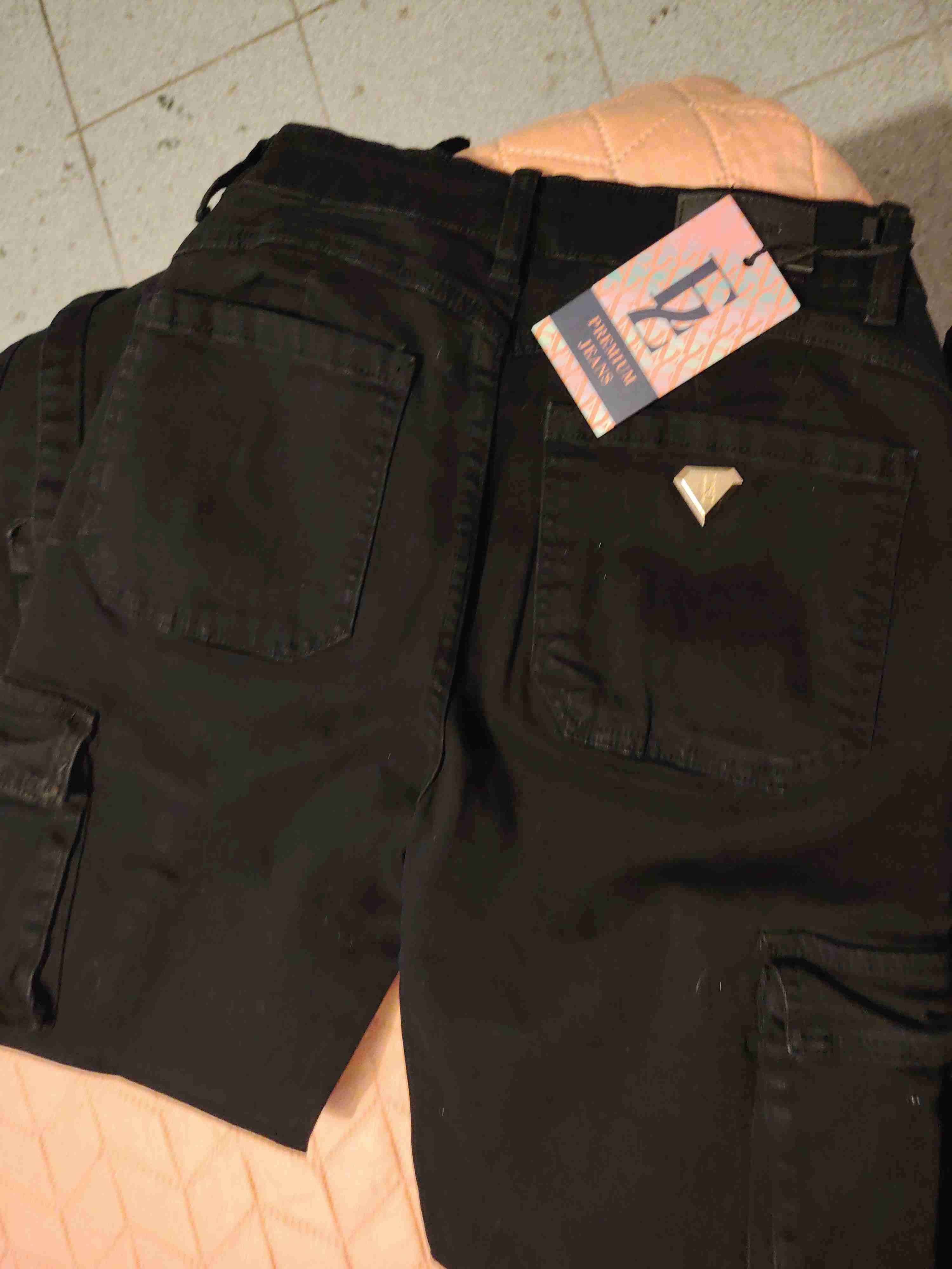 Pantalones negros con correas - miniatura 3