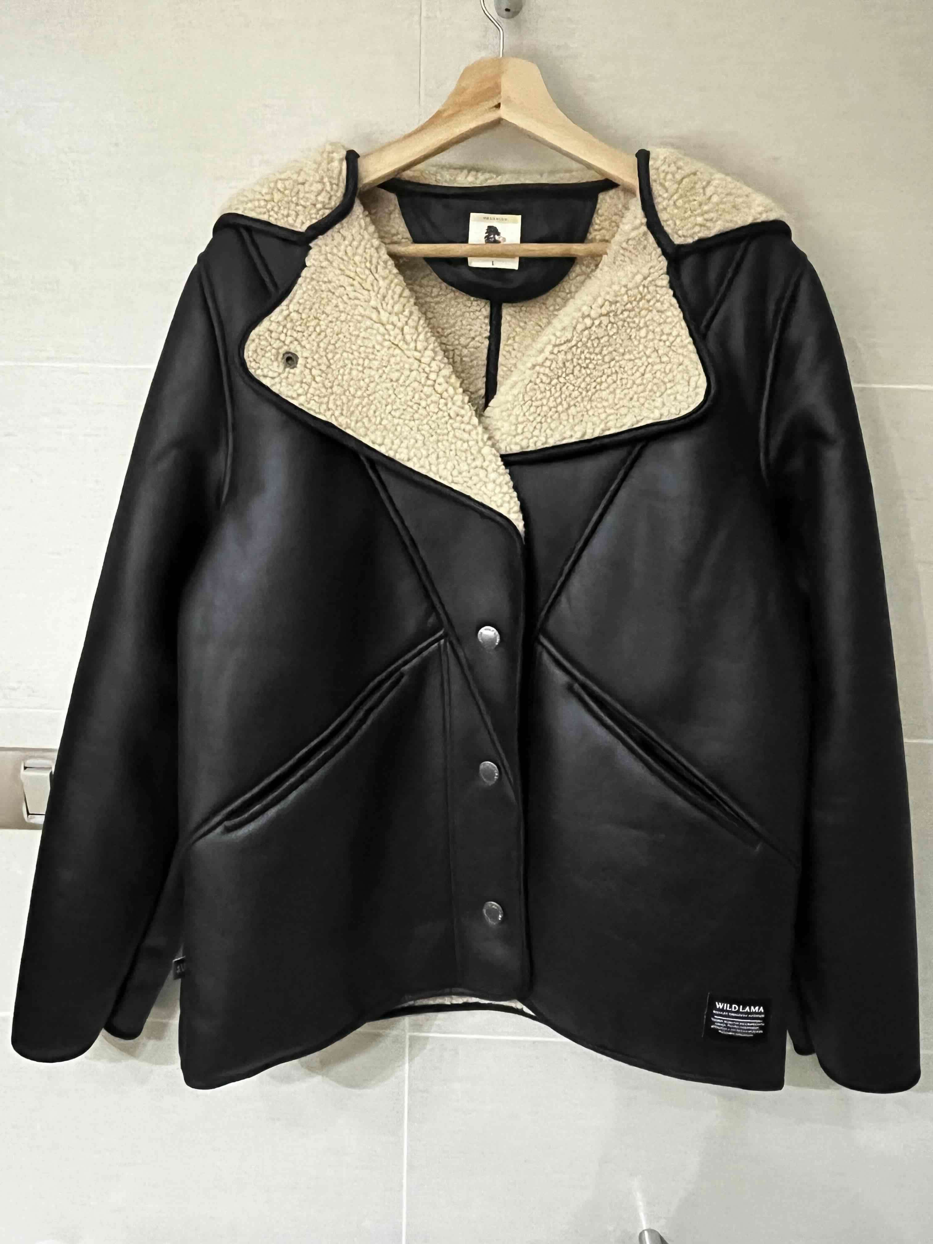 Chaqueta Negra Con Chiporro Wild Lama