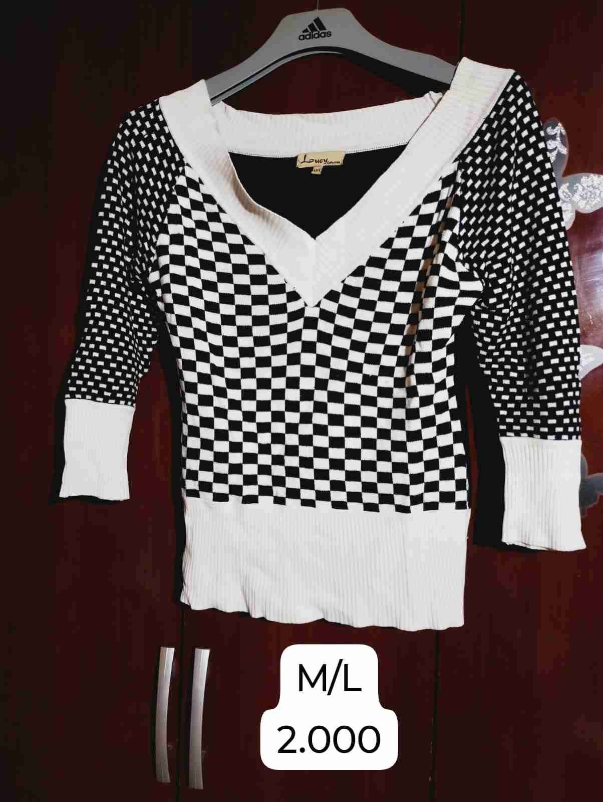 Suéter ajedrez blanco y negro