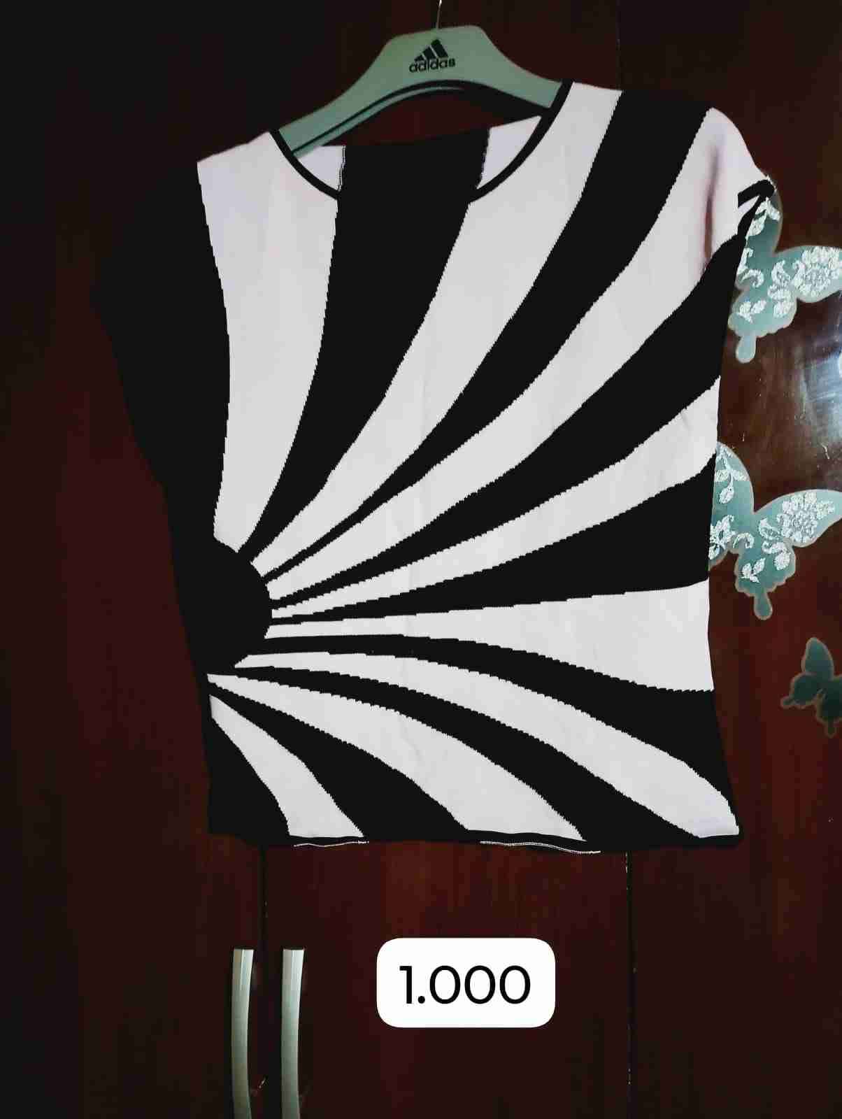 Polera con diseño psicodélico