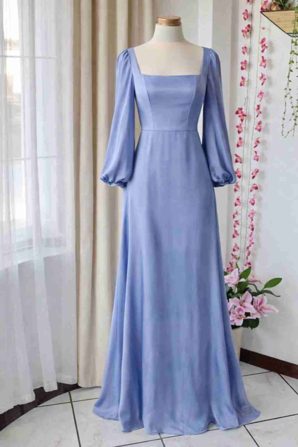 Vestido azul largo con mangas