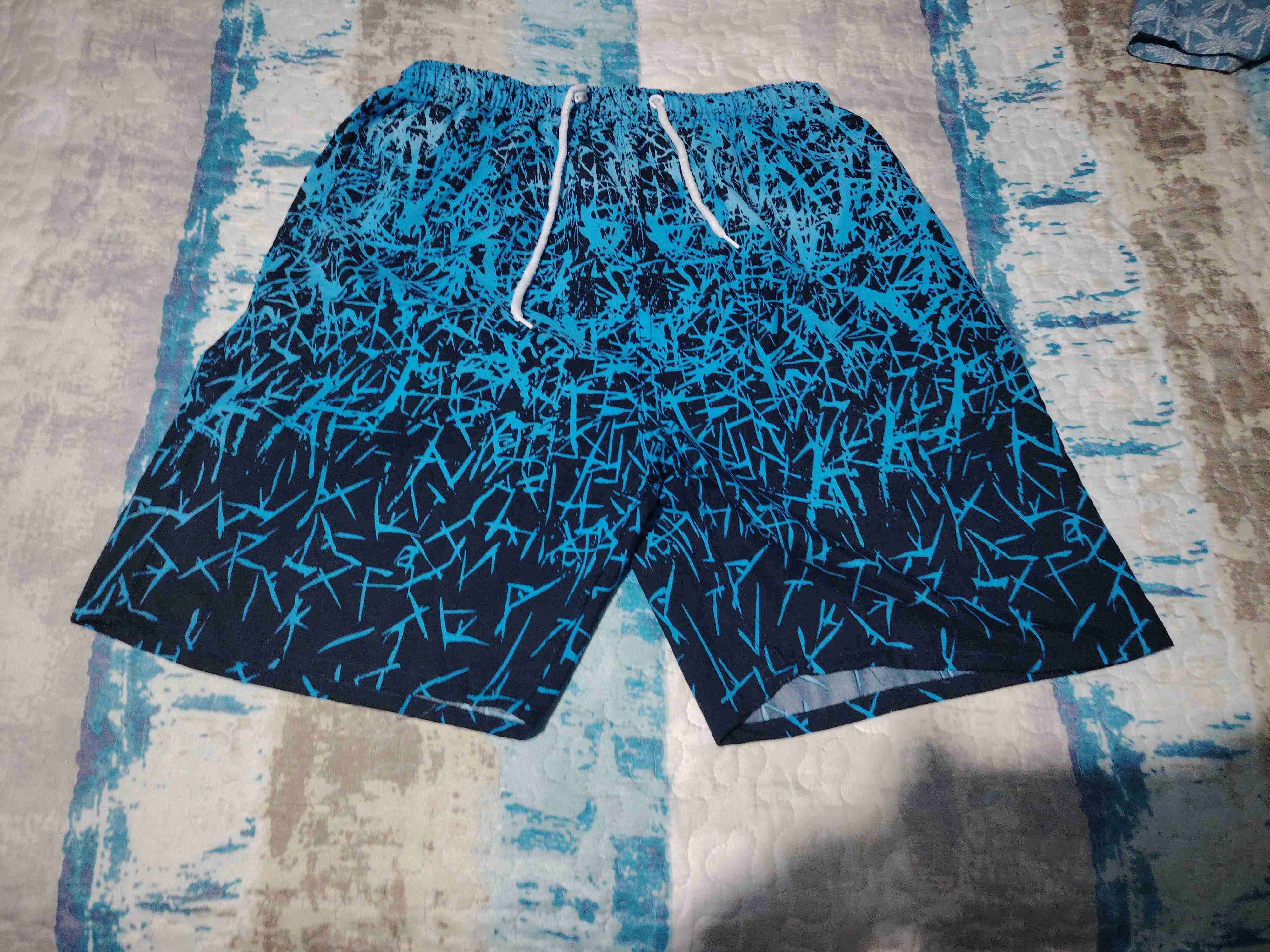 Short de baño azul con detalles negros