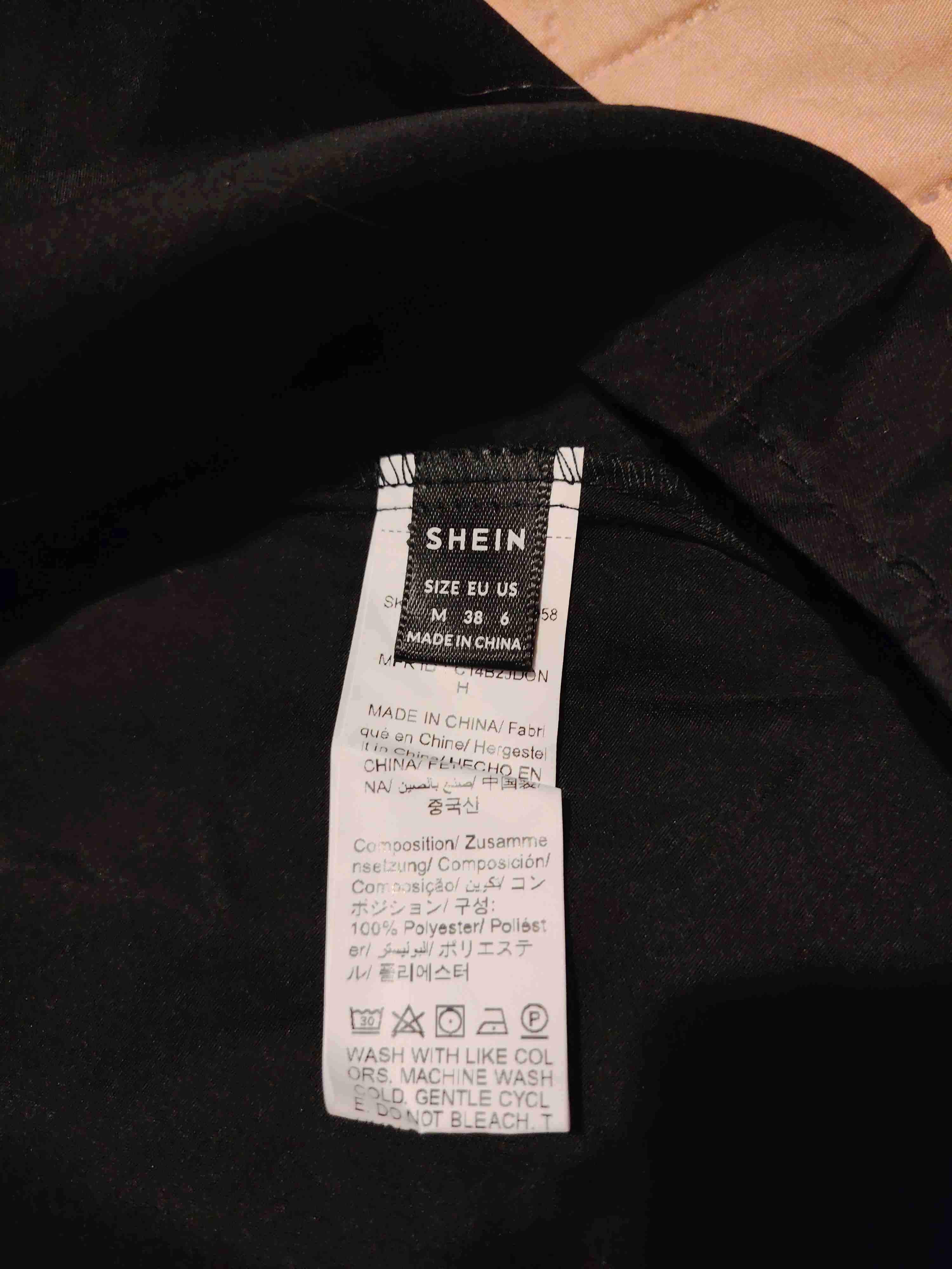 Vestido negro elegante - miniatura 4