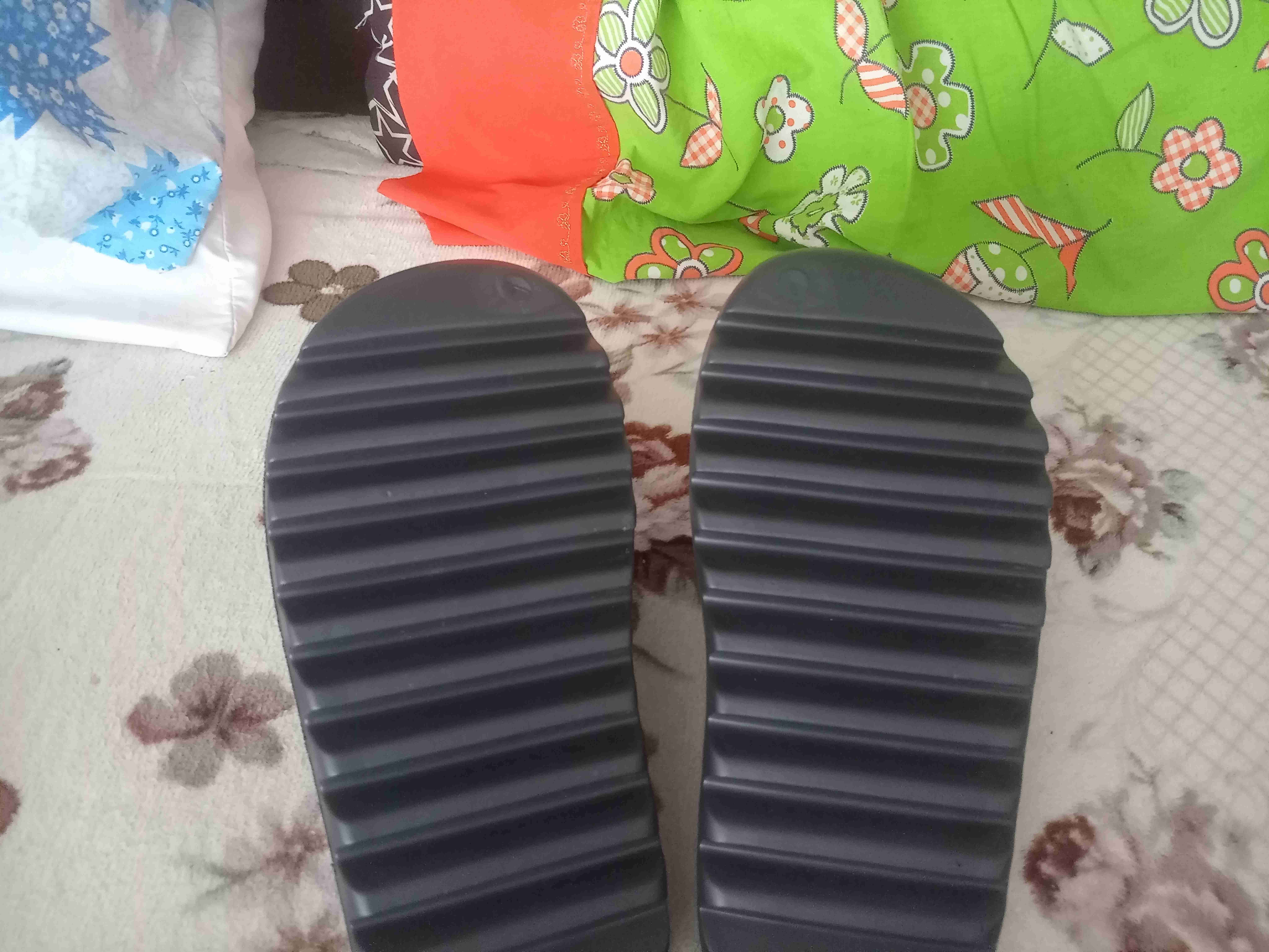 SE VENDE YEEZY SLIDE - miniatura 3