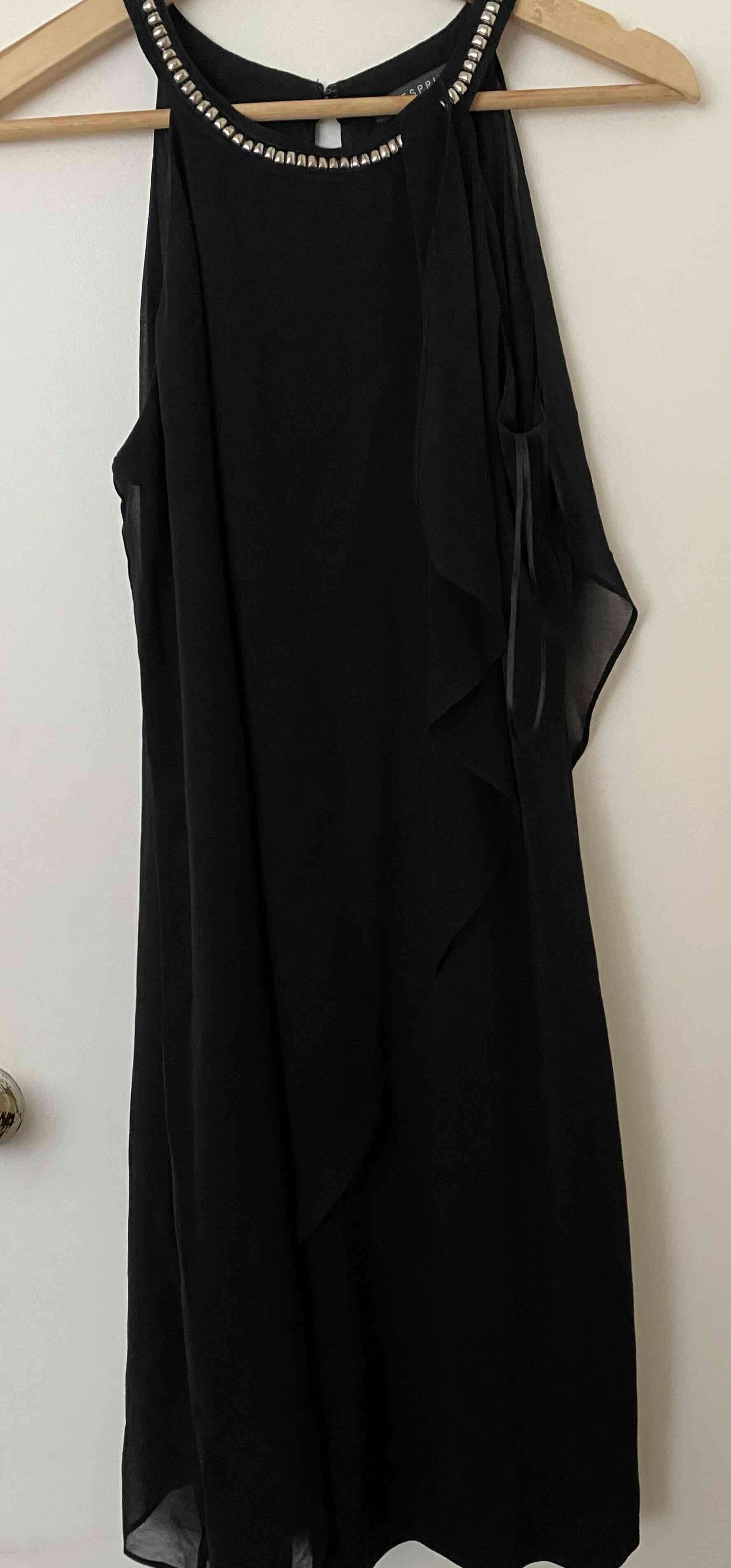 Vestido negro con adornos