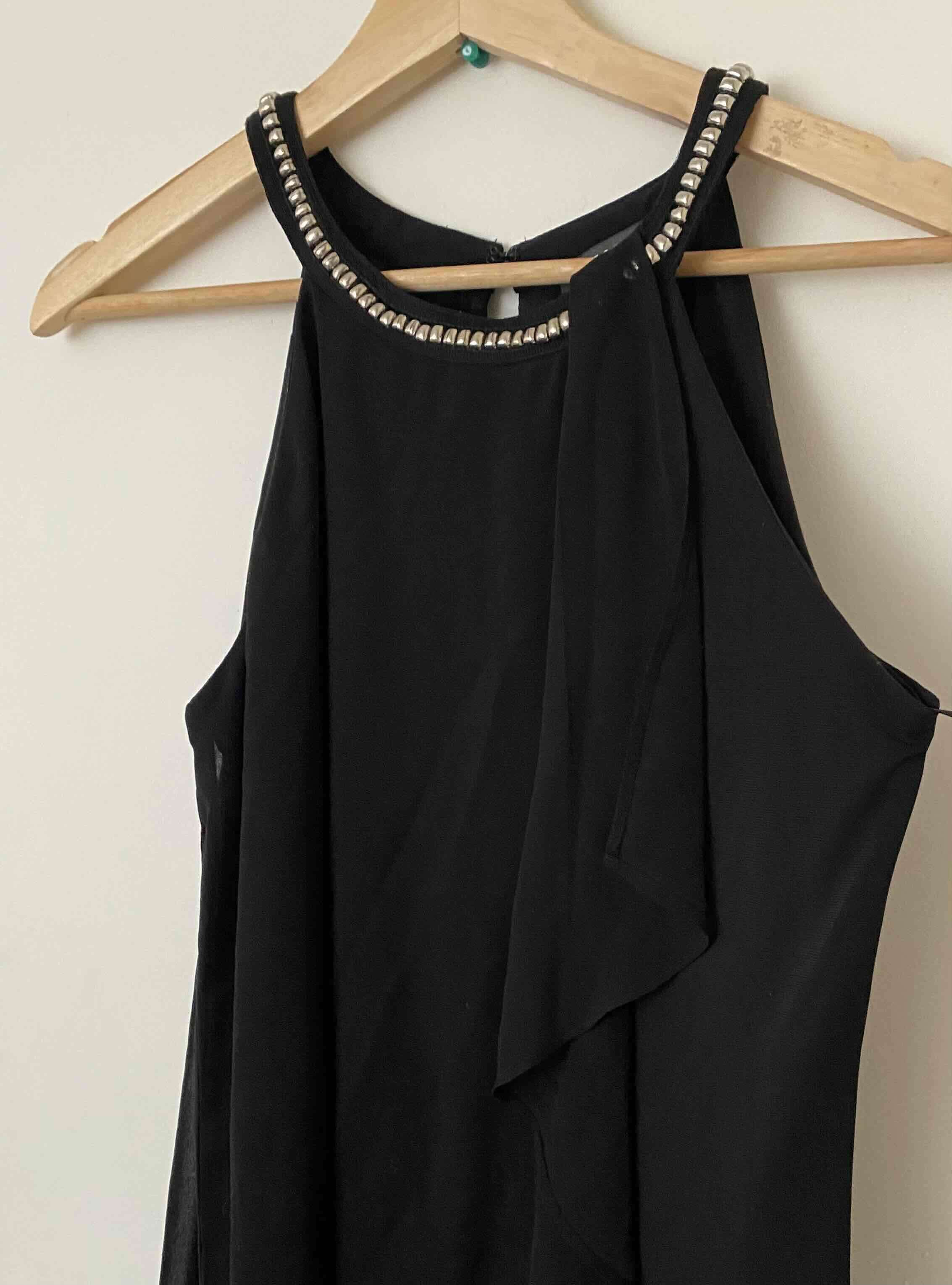 Vestido negro con adornos - miniatura 2