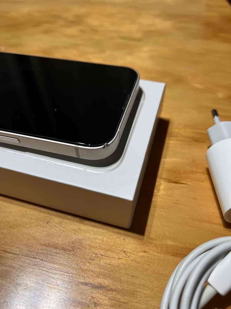 iPhone 13 con caja y cargador