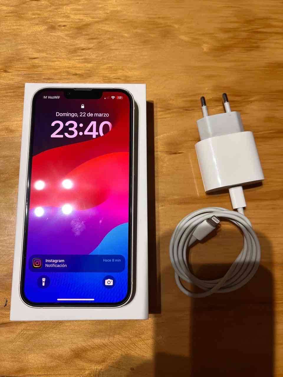 iPhone 13 con caja y cargador - miniatura 2