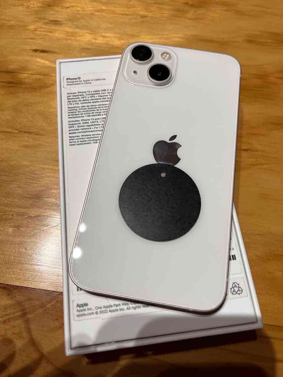 iPhone 13 con caja y cargador - miniatura 3