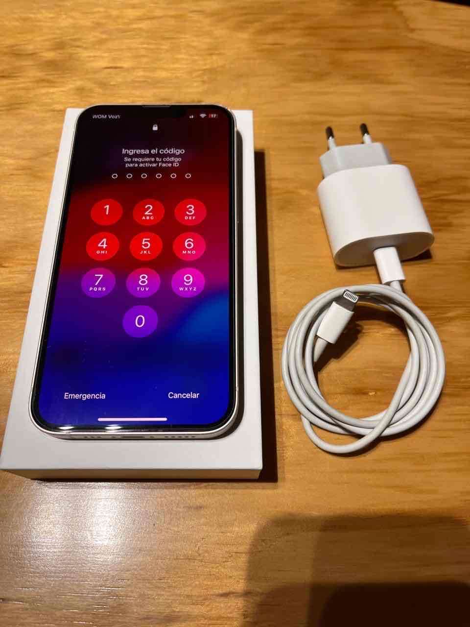 iPhone 13 con caja y cargador - miniatura 4