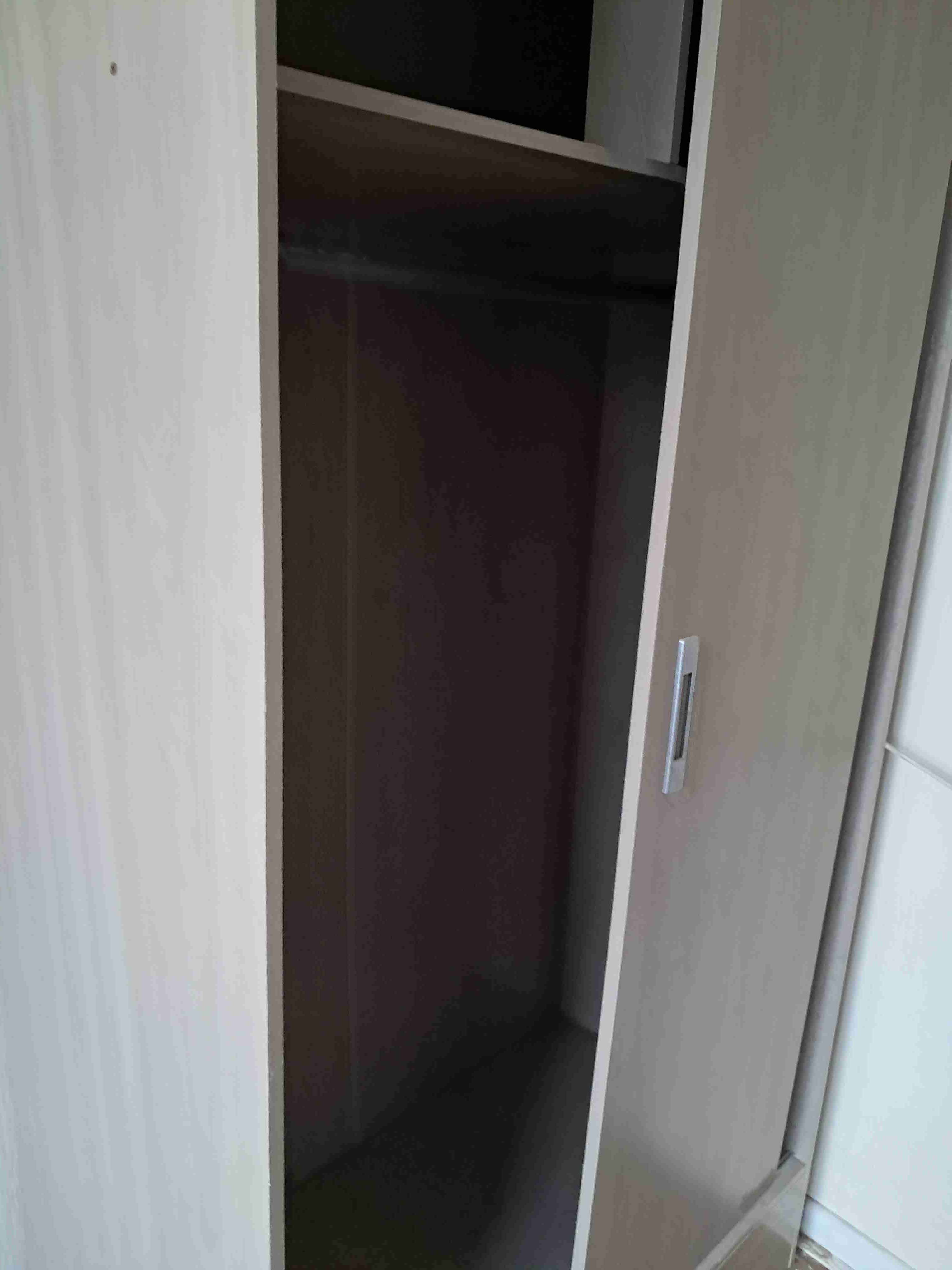 Closet de madera con puertas correderas - miniatura 2