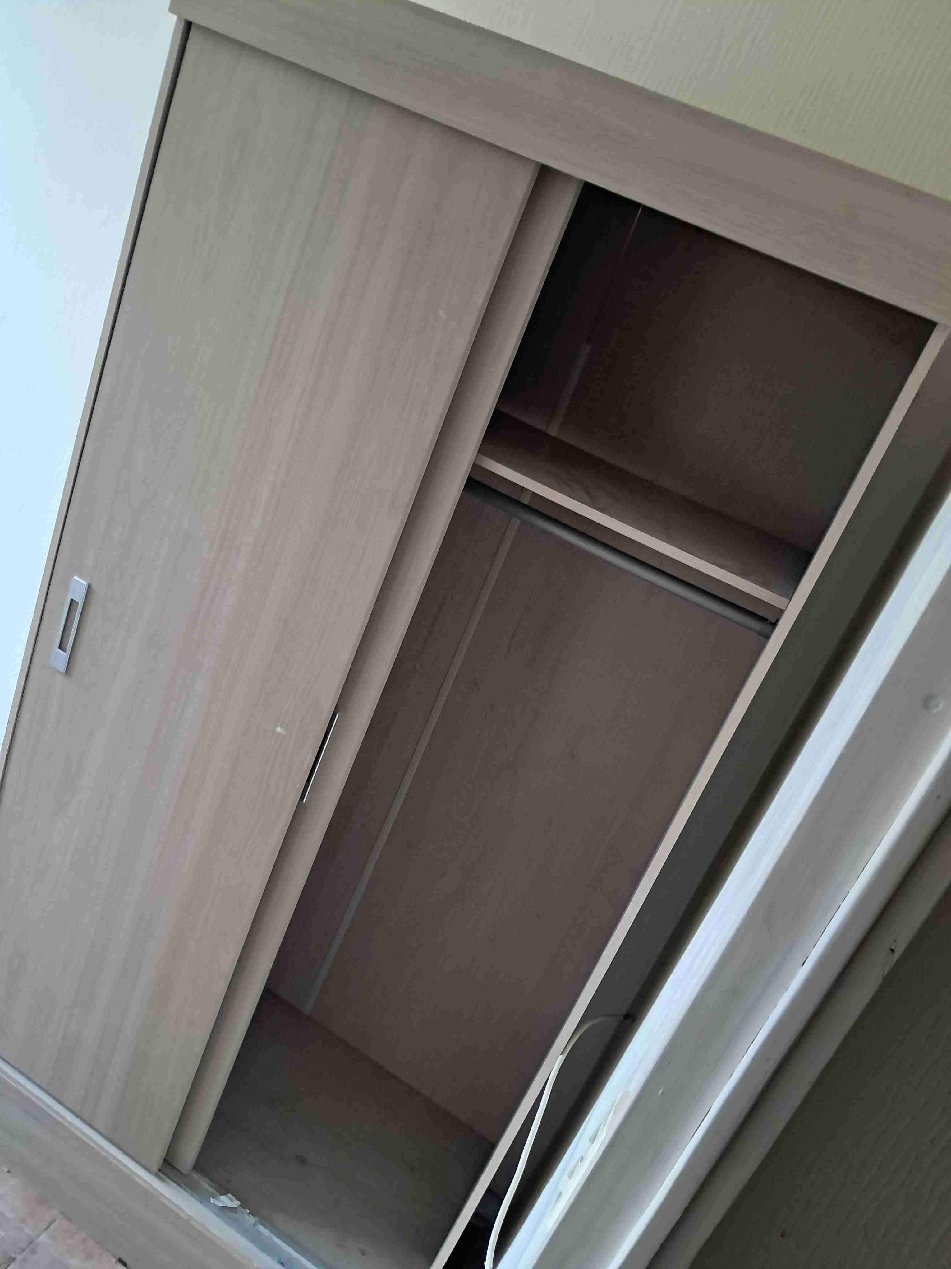 Closet de madera con puertas correderas - miniatura 3