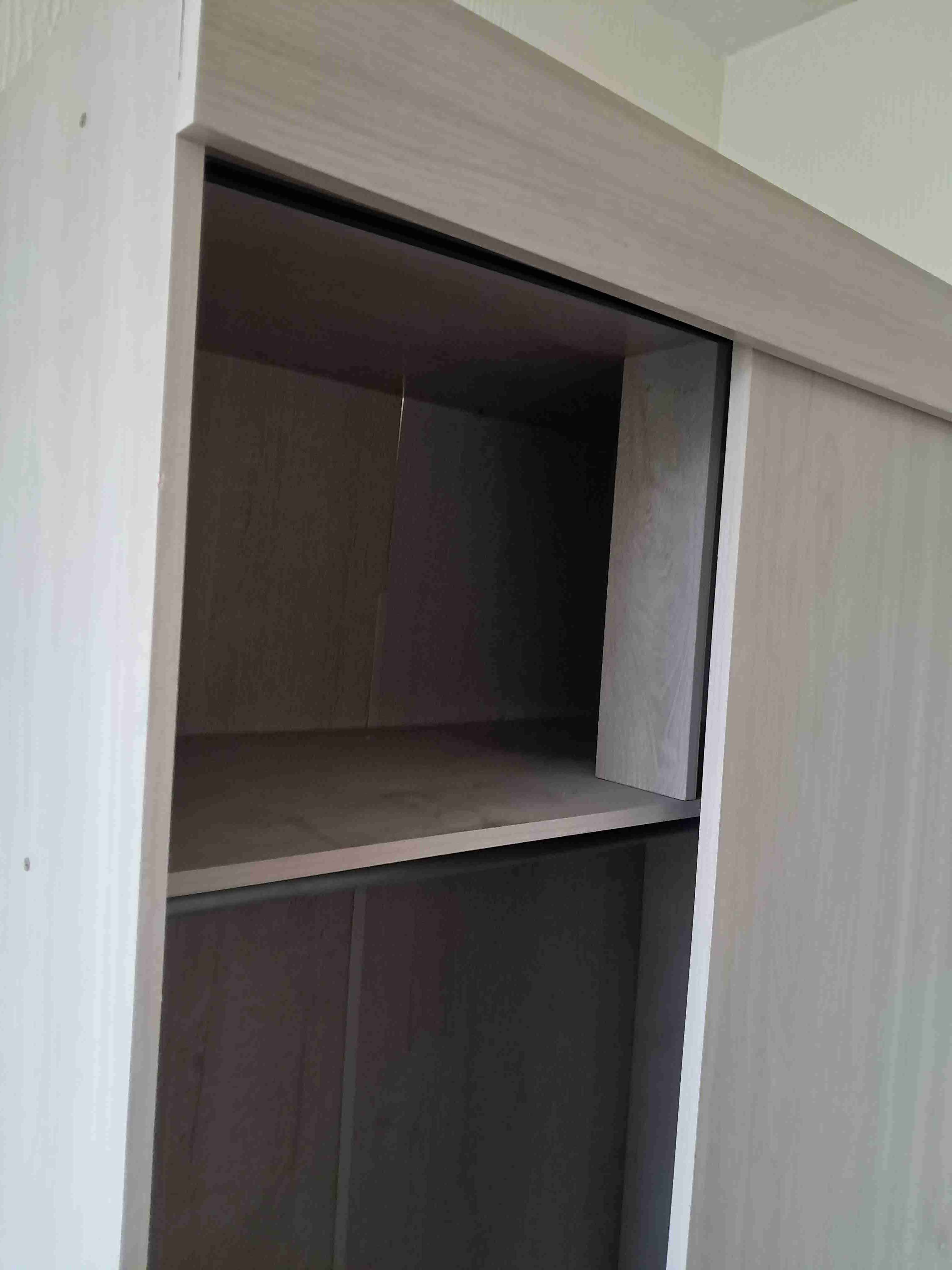 Closet de madera con puertas correderas - miniatura 4