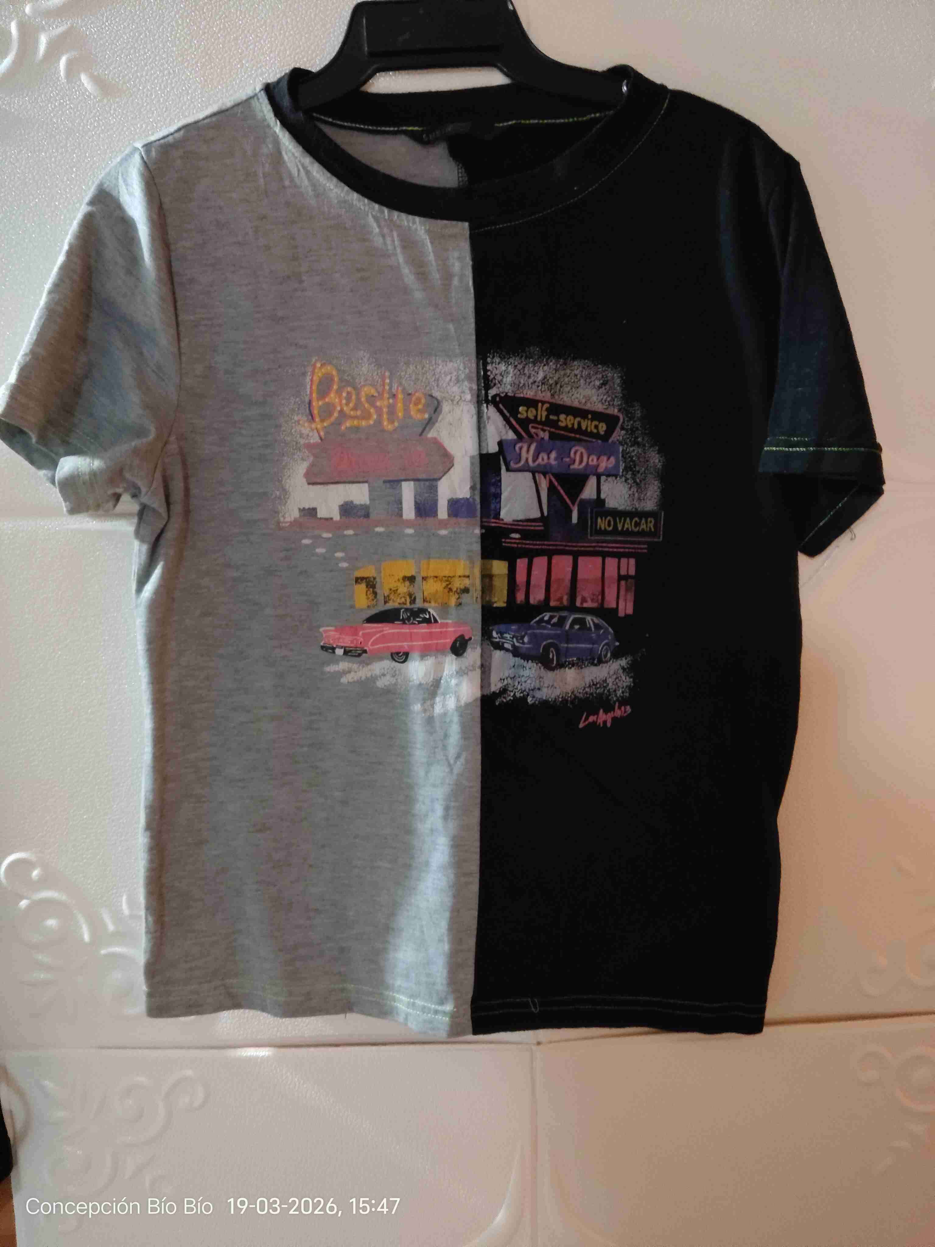 Polera bicolor con diseño gráfico