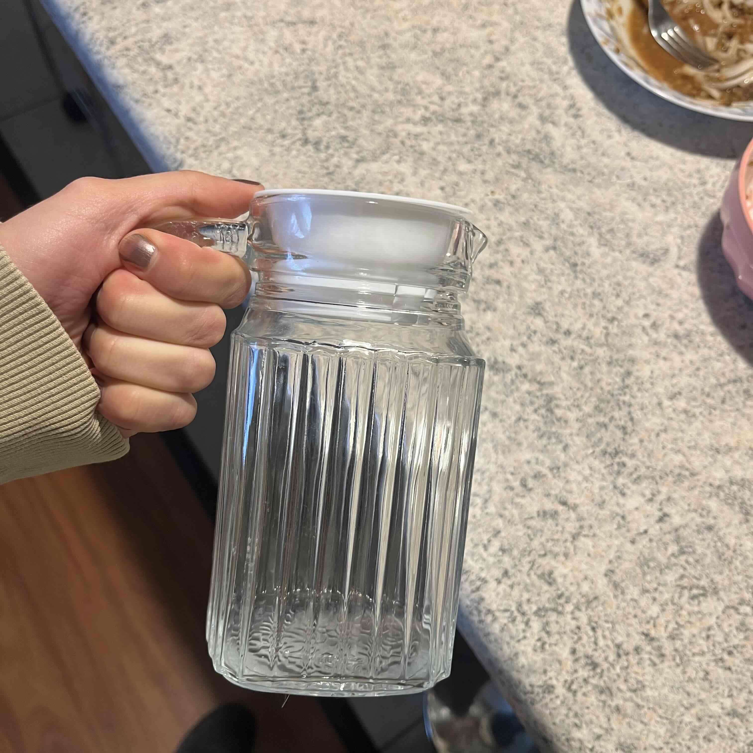 Jarro de vidrio con tapa blanca