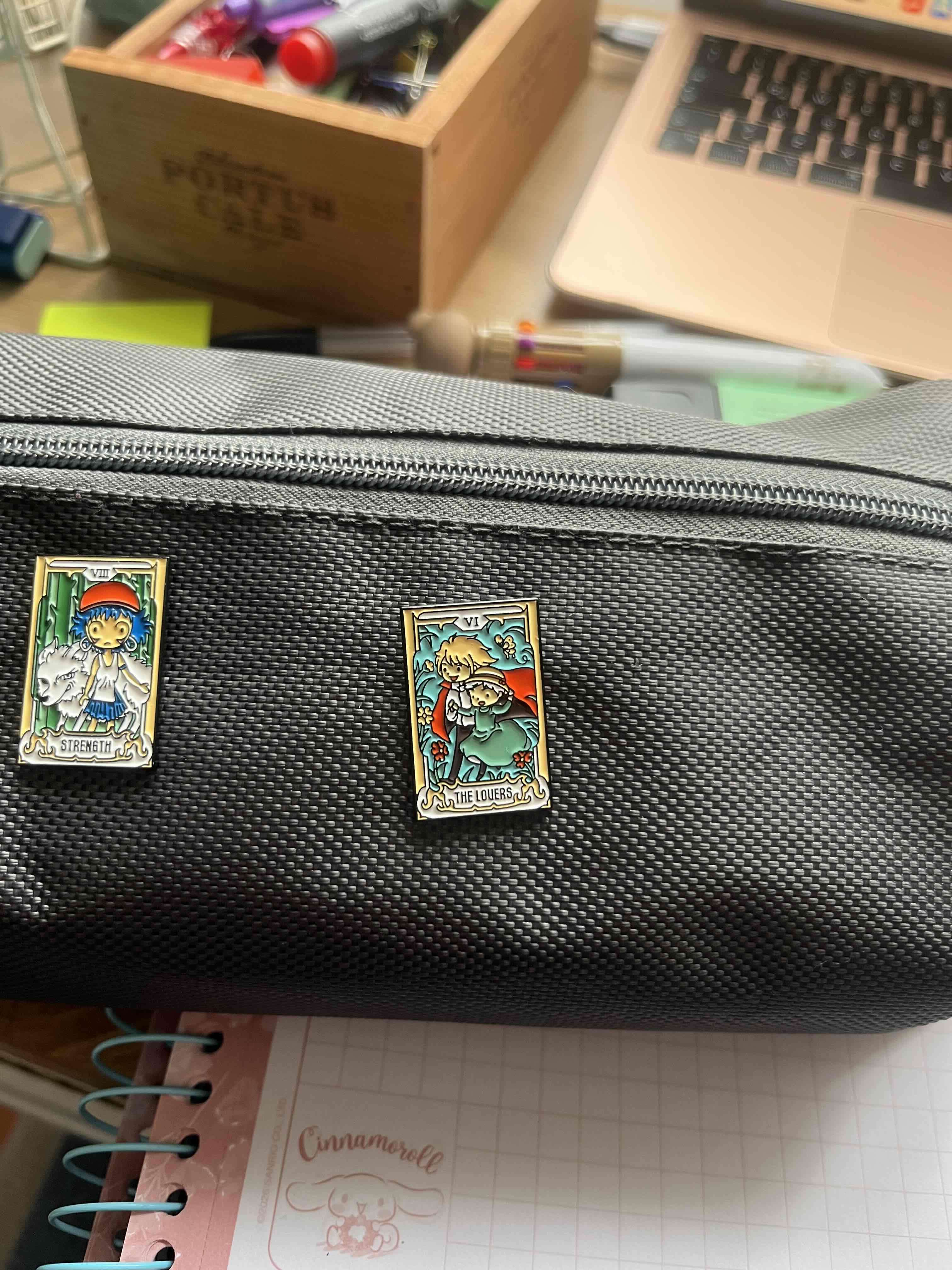 Pin ilustrado con carta de fuerza - miniatura 2