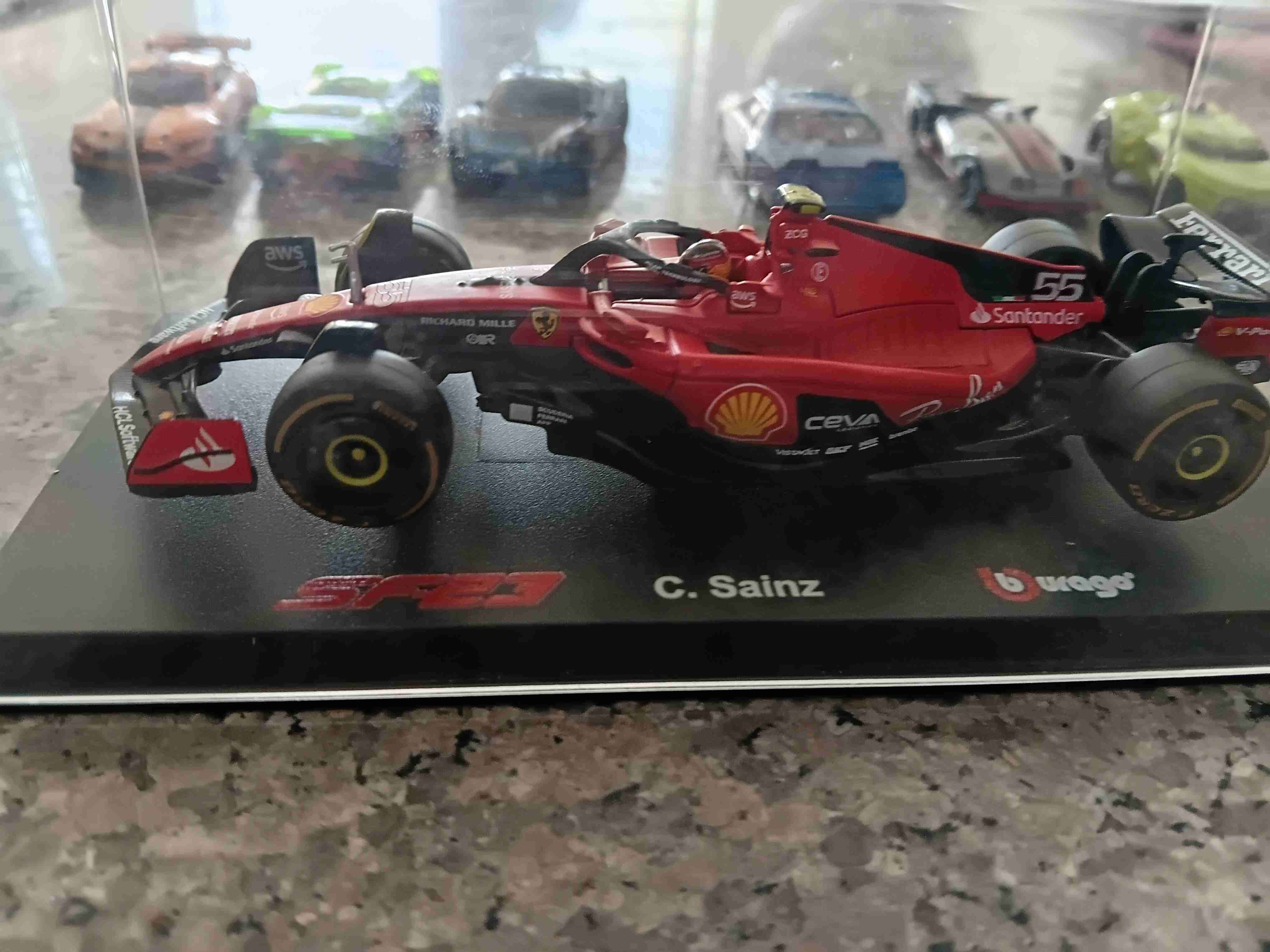 Modelo a escala Ferrari F1 con caja - miniatura 3