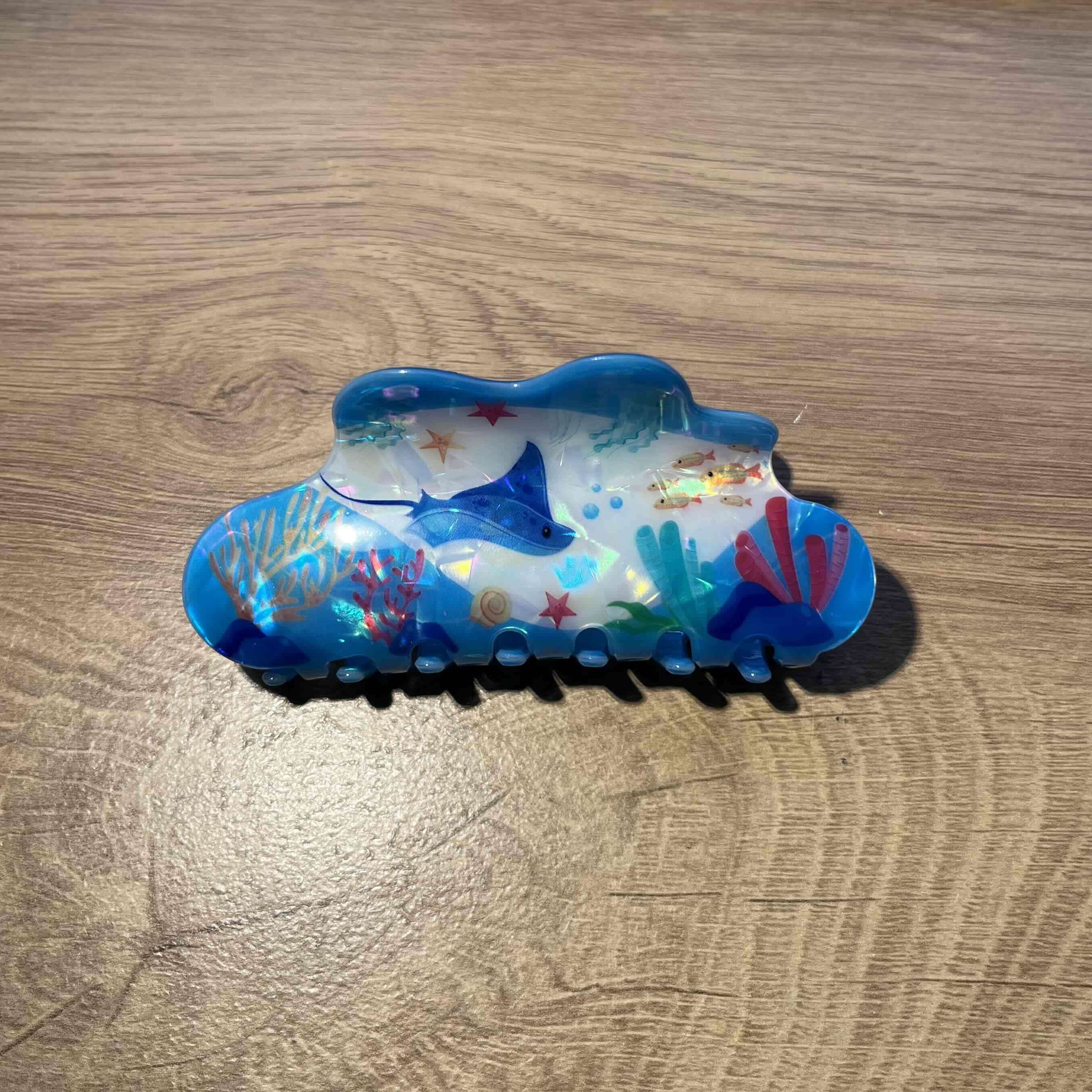 Clip de cabello azul con diseño marino