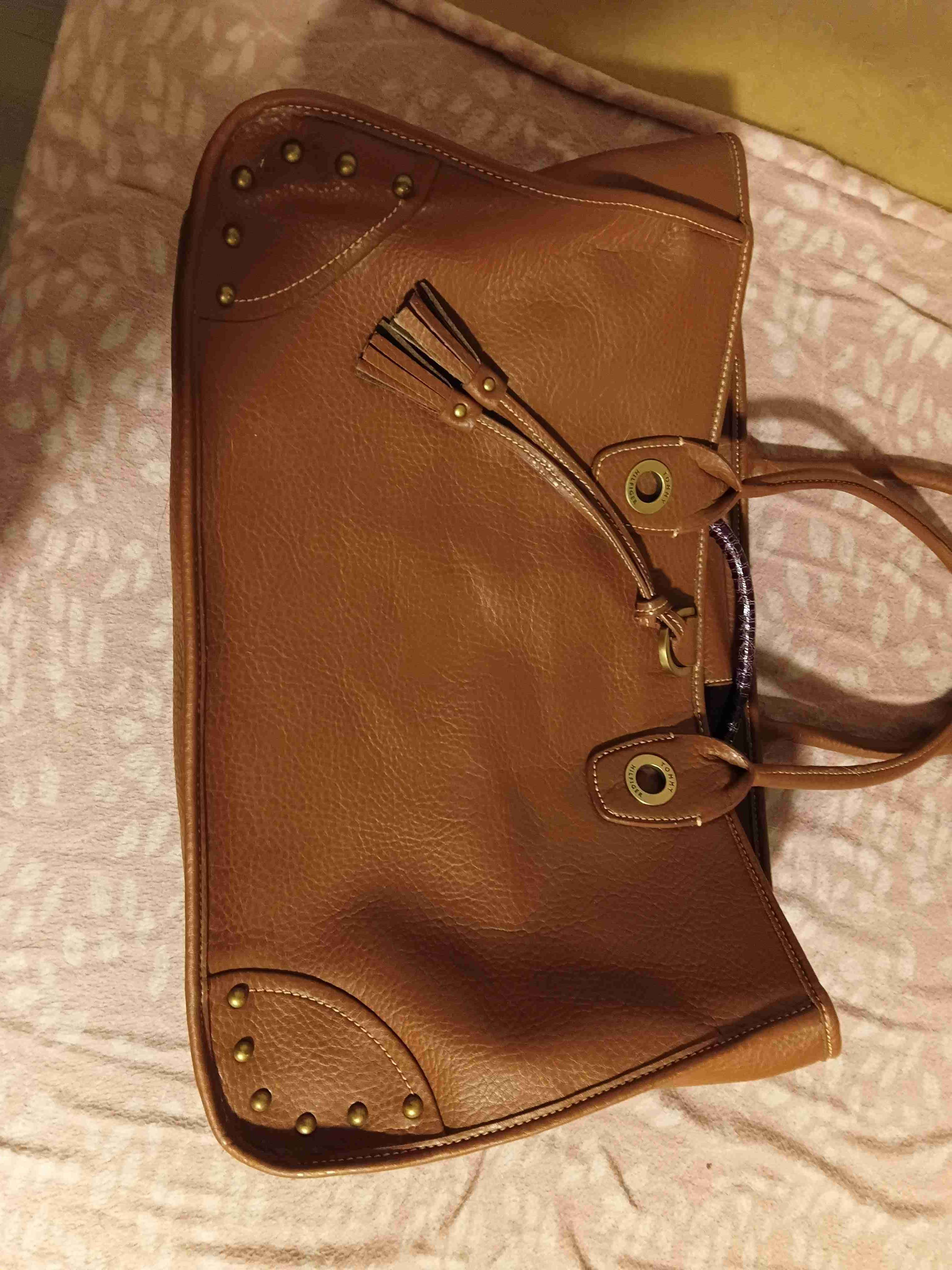 Cartera grande marrón con tachuelas