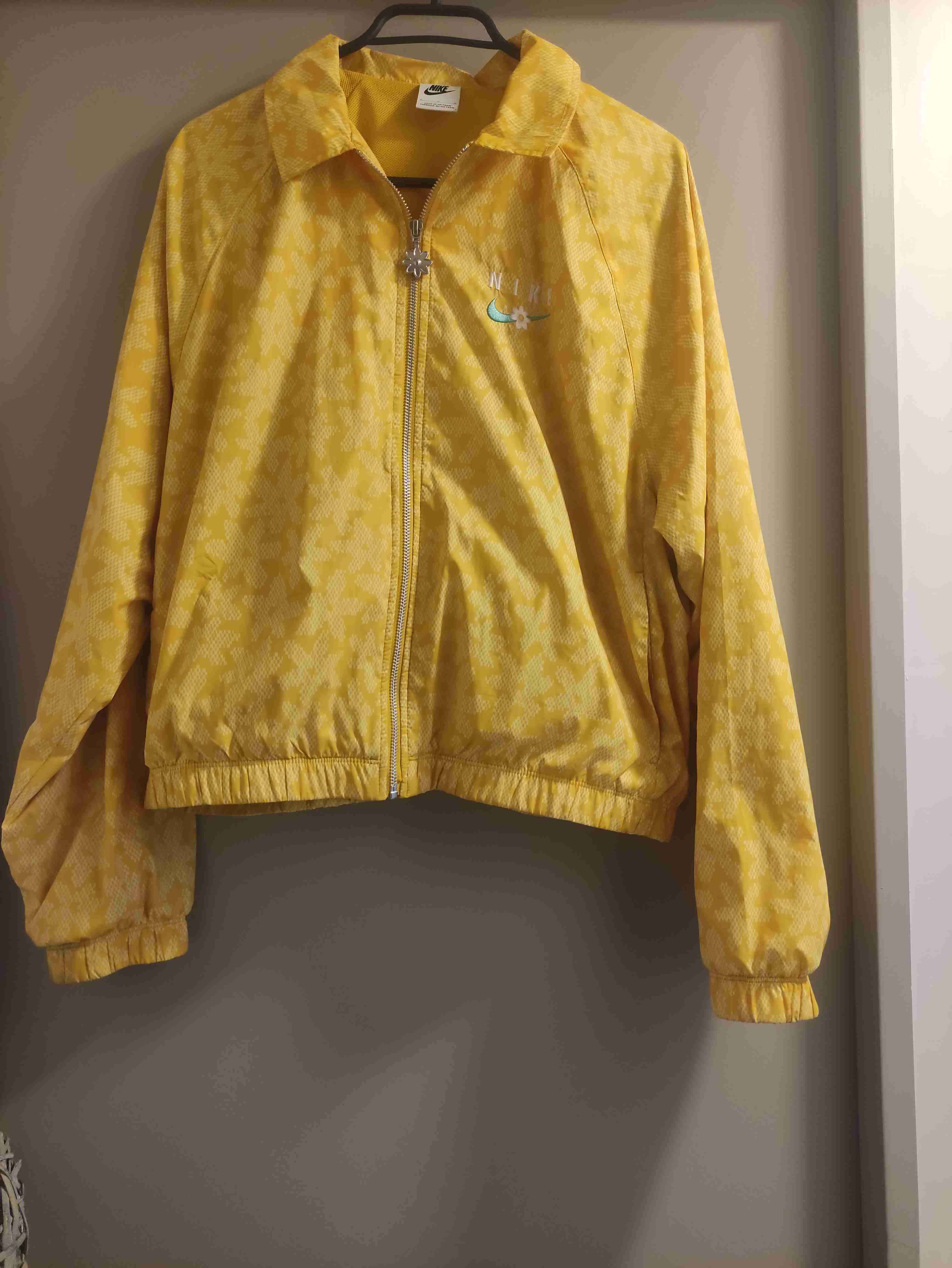 Chaqueta deportiva amarilla Nike