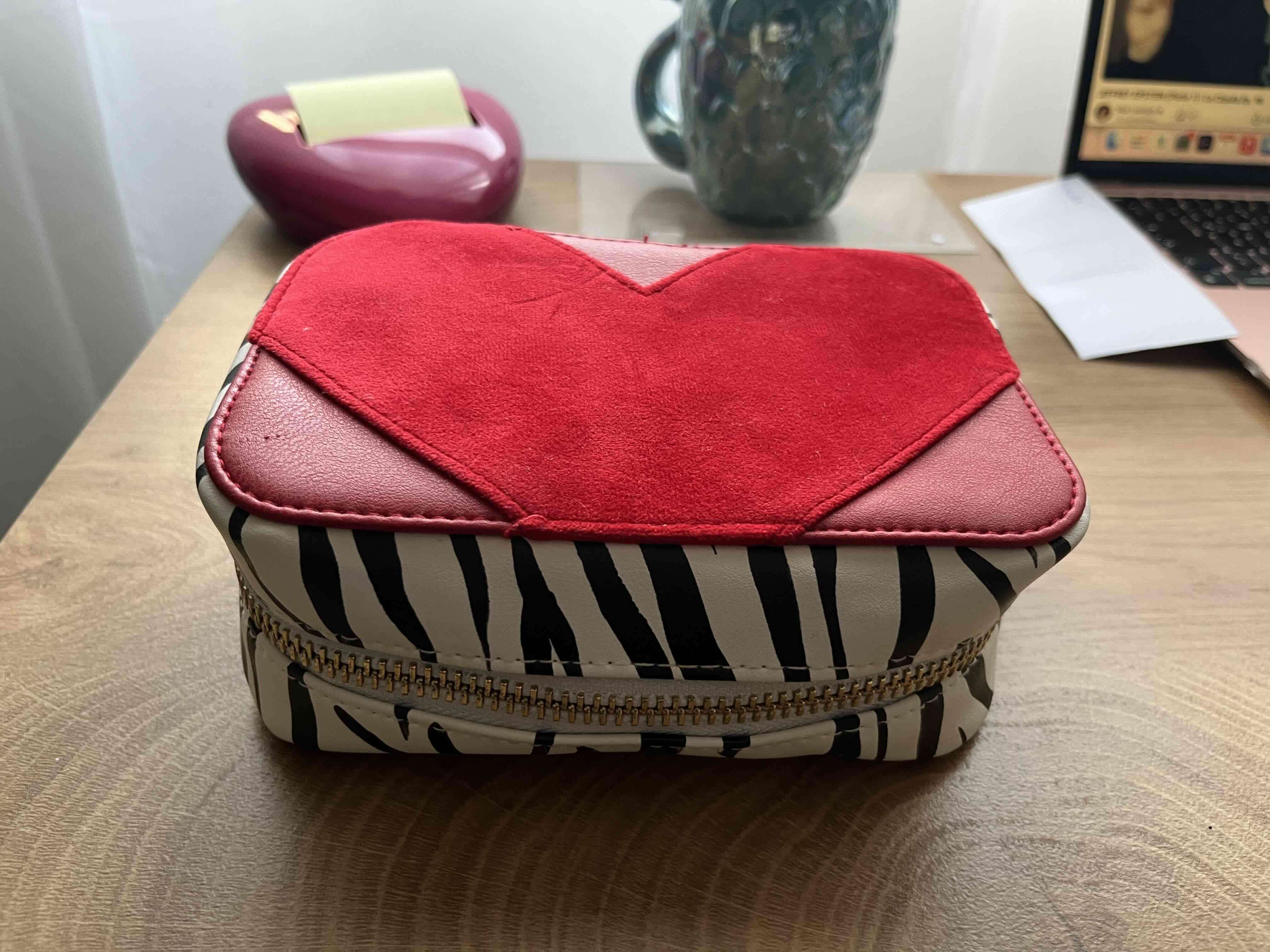 Estuche estampado cebra y corazón