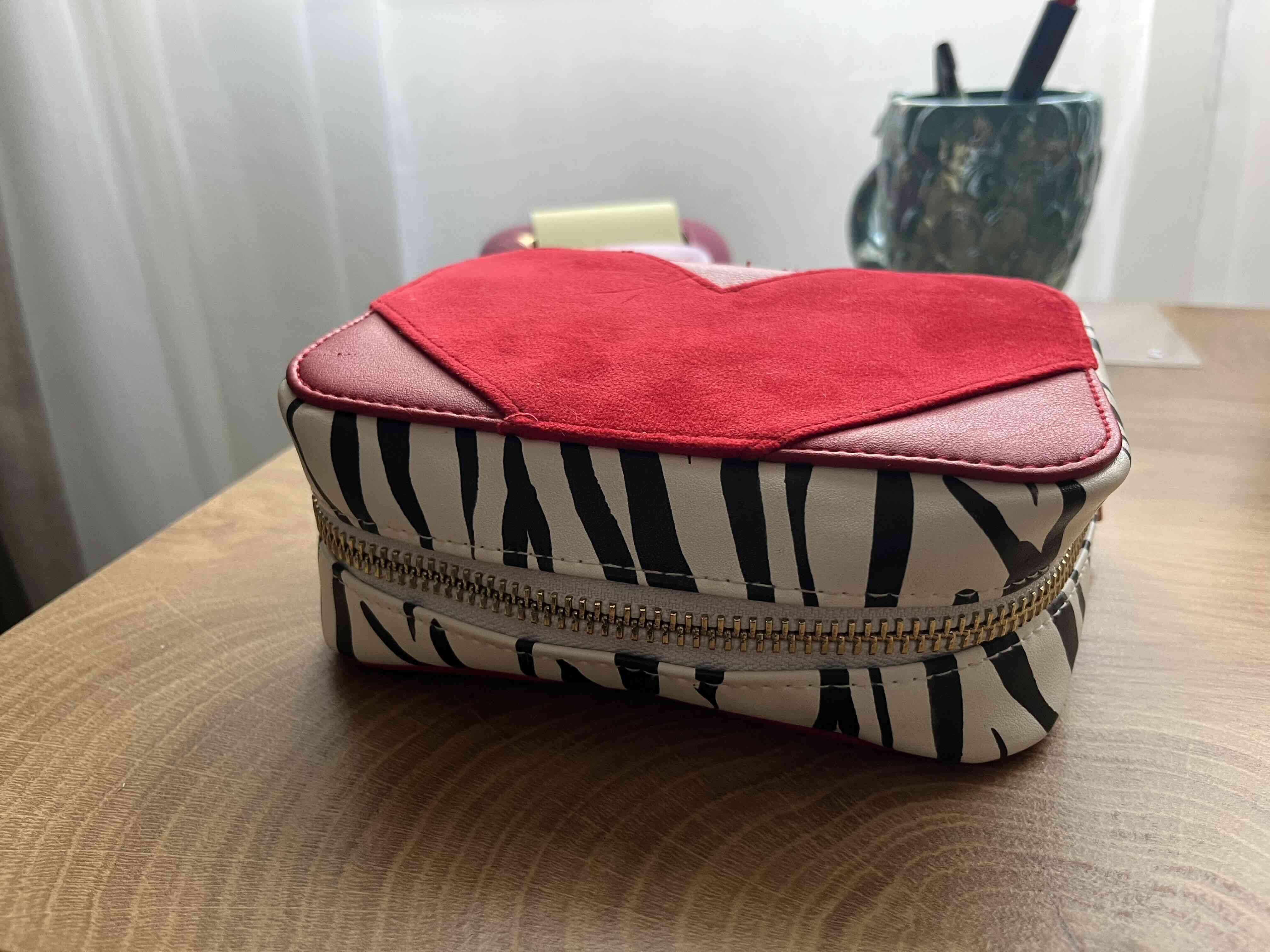 Estuche estampado cebra y corazón - miniatura 2