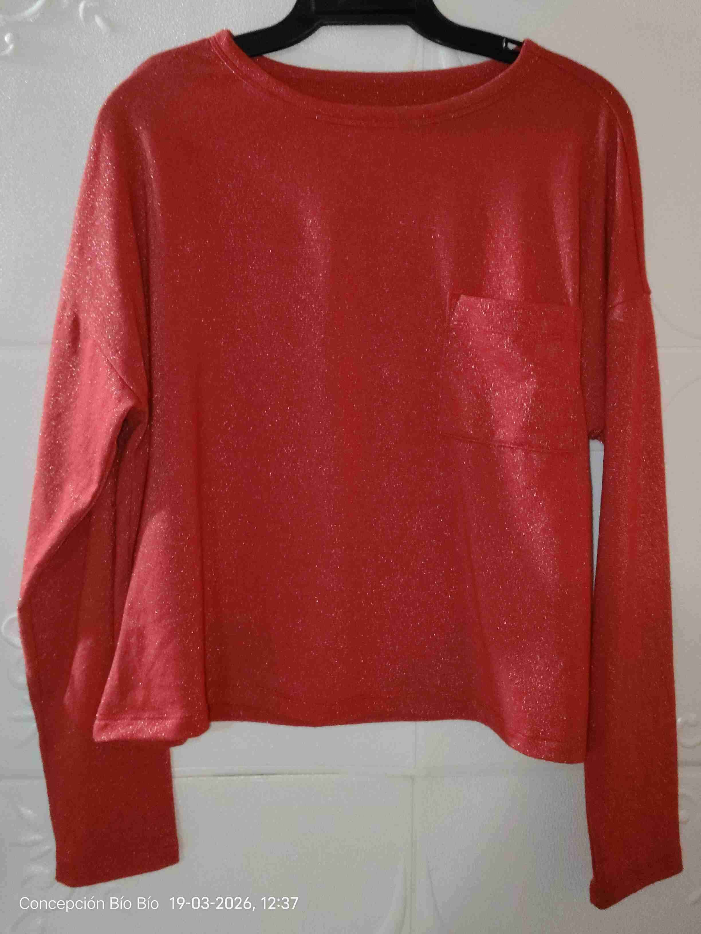 Polera roja con brillo