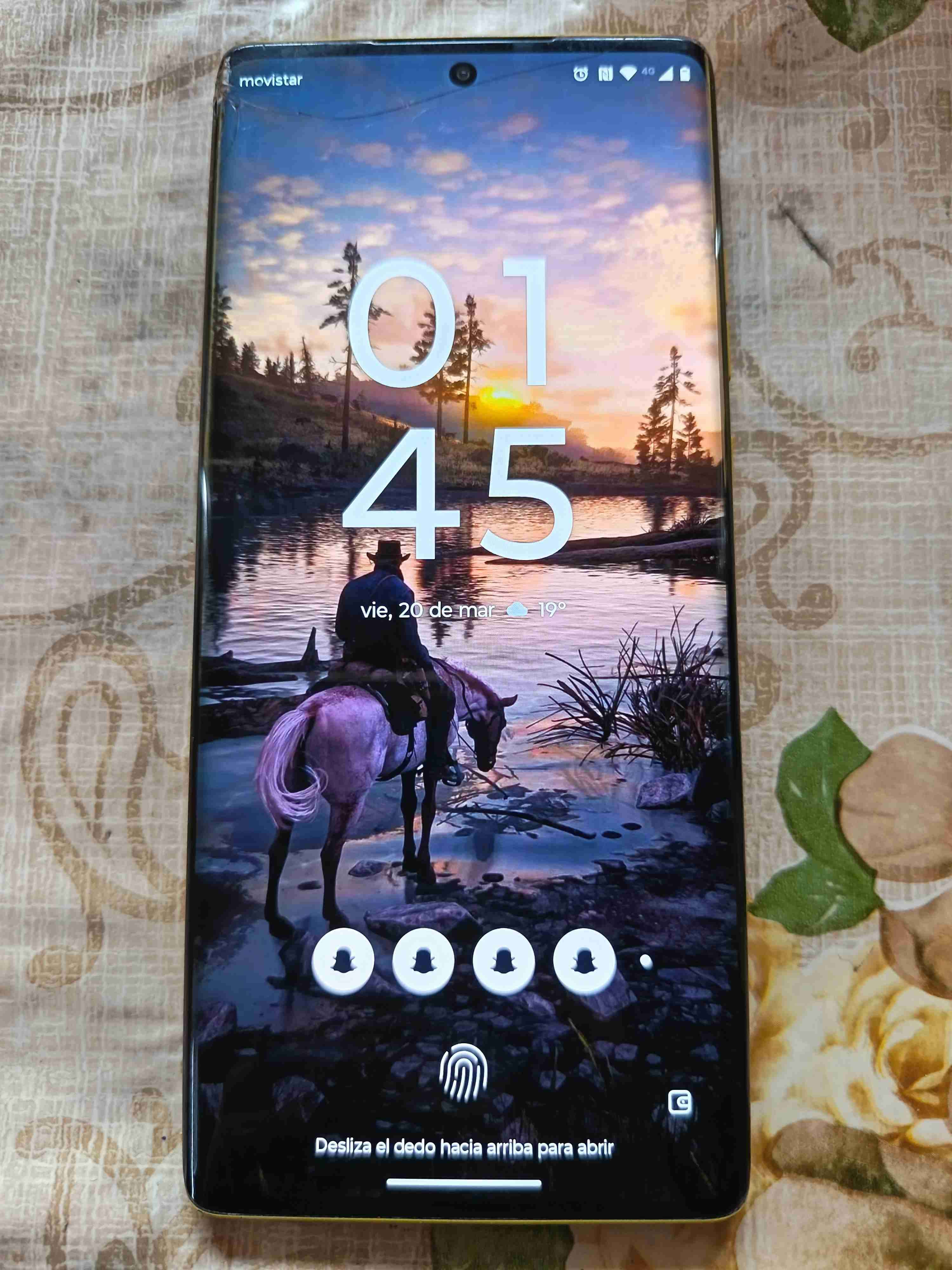 Smartphone con pantalla encendida - miniatura 2