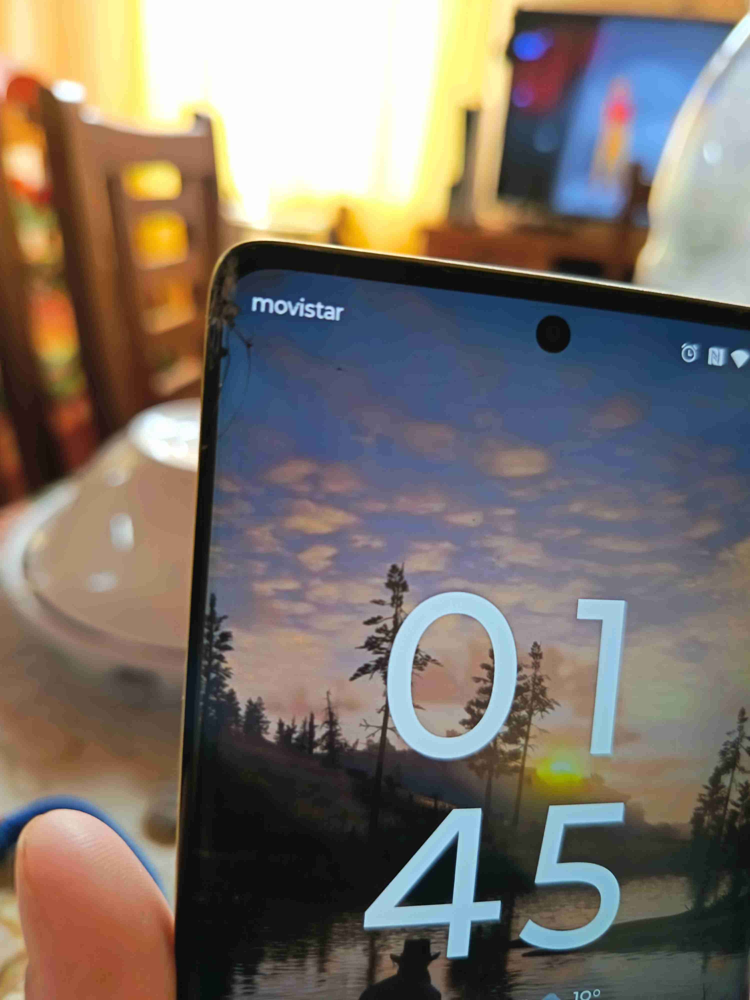 Smartphone con pantalla encendida - miniatura 3