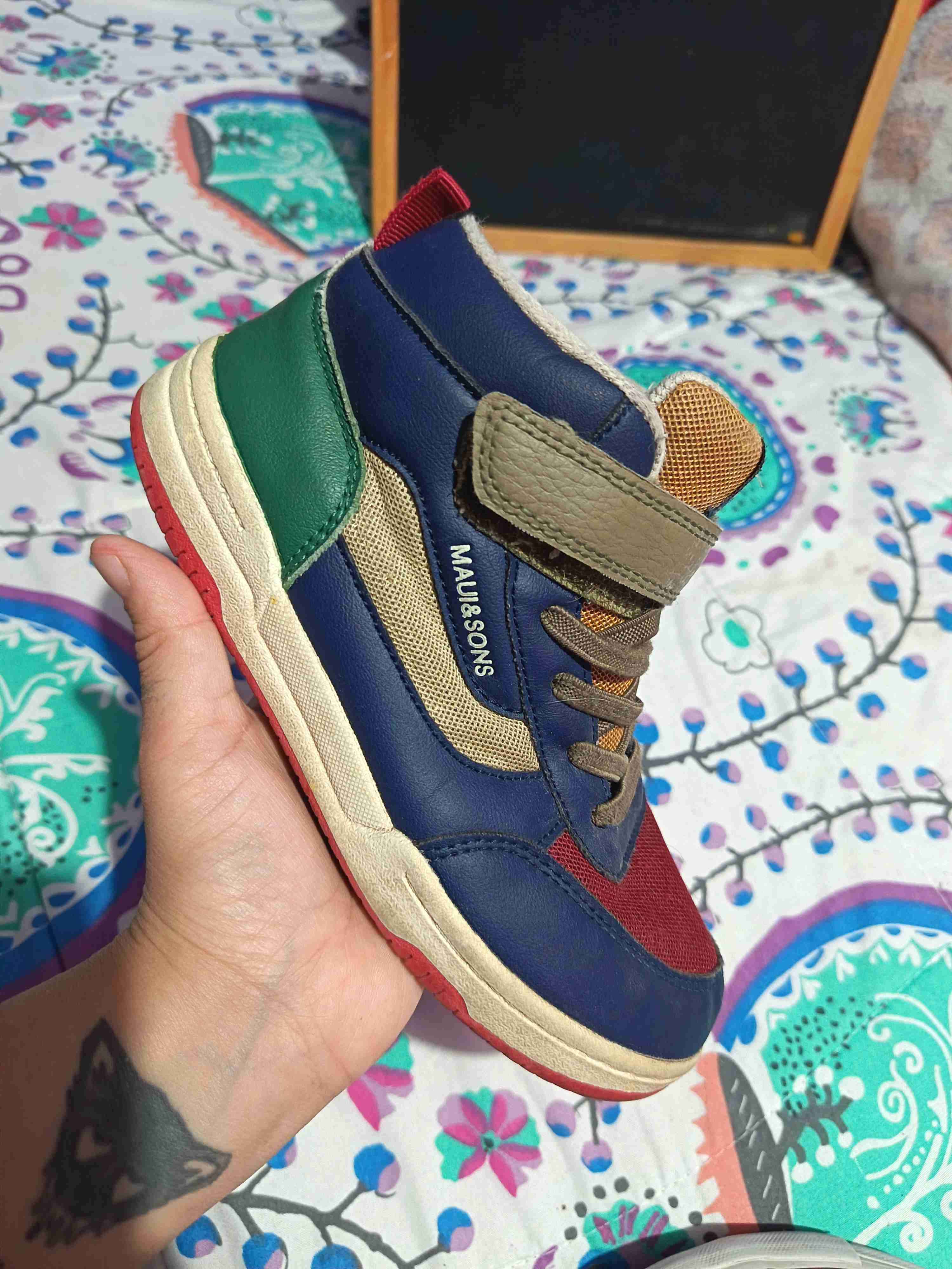 Zapatilla infantil colorida