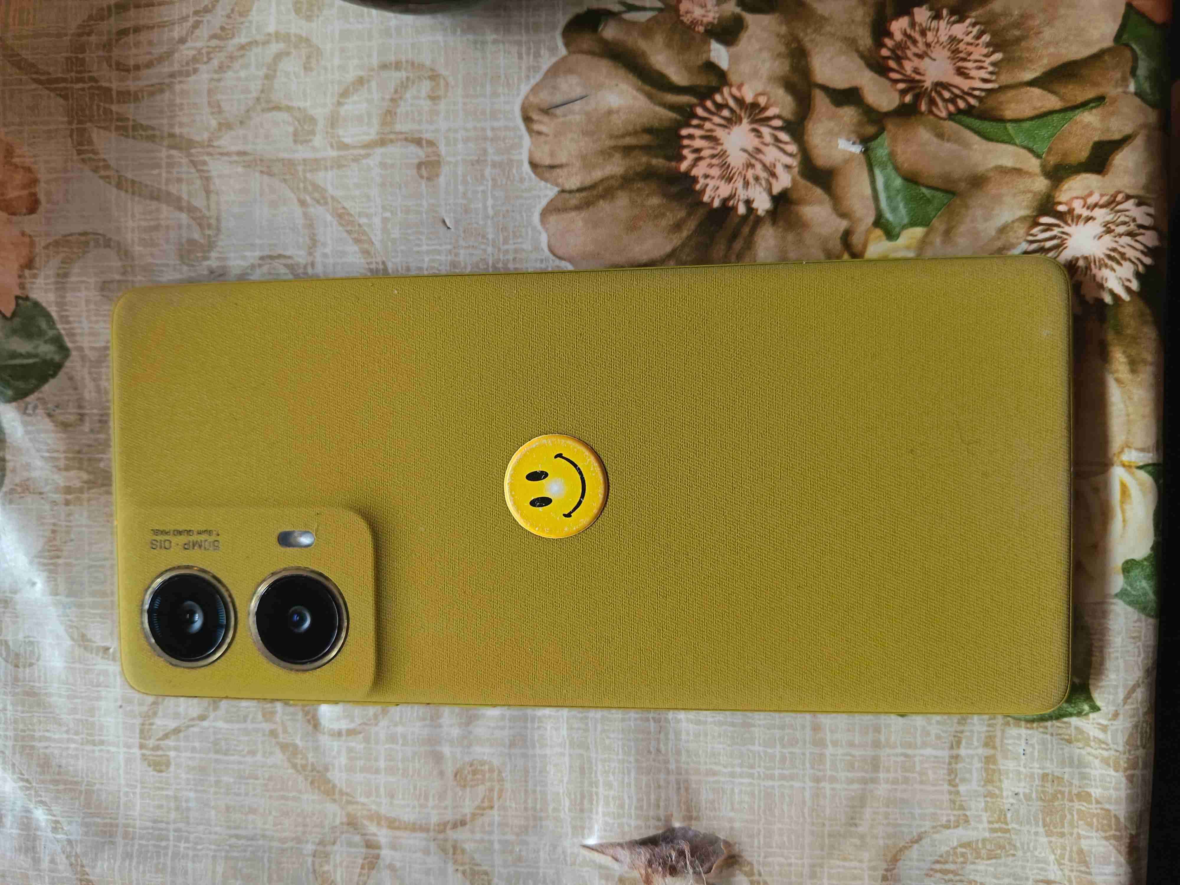 Smartphone con pantalla encendida - miniatura 4