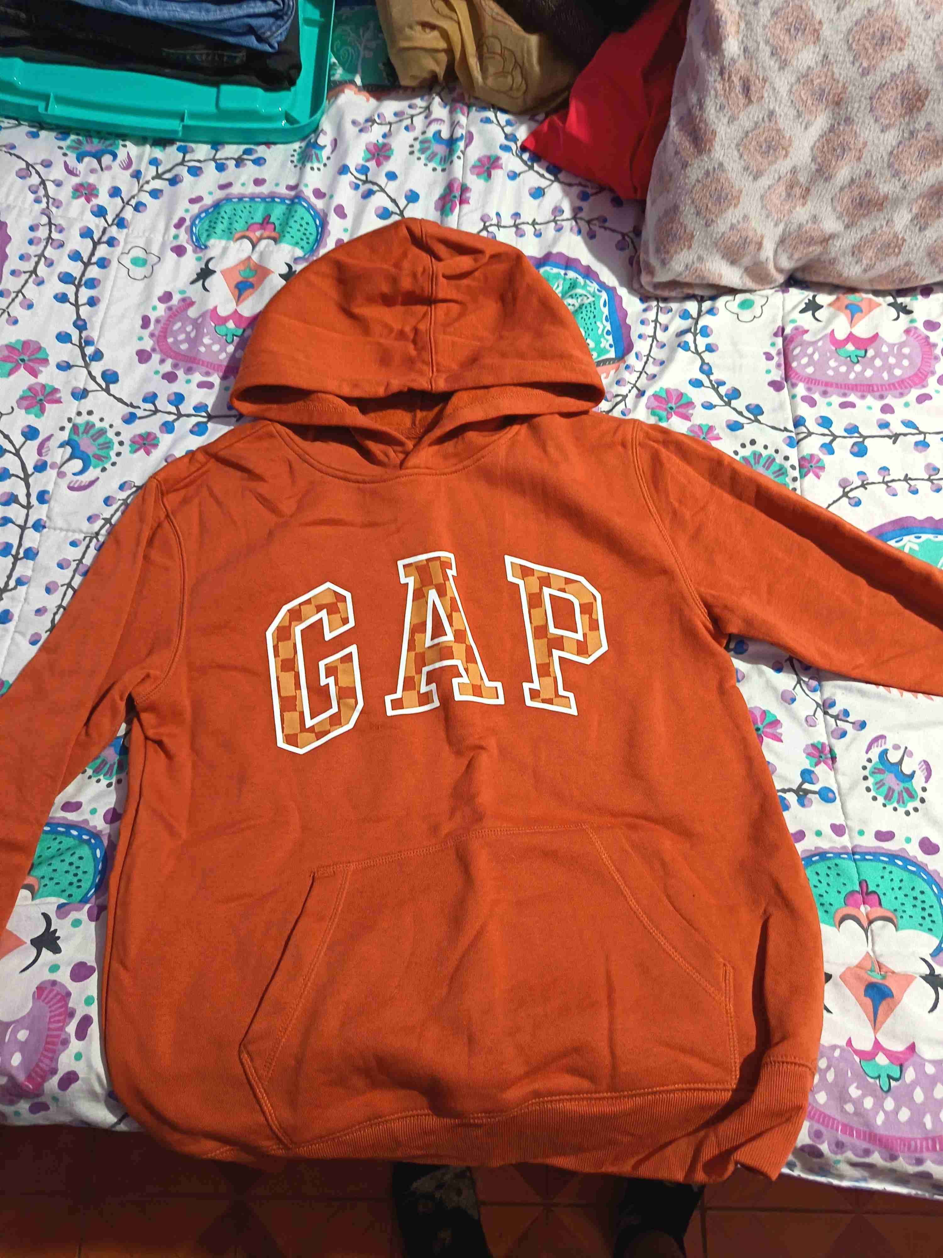 Polerón GAP naranja con capucha