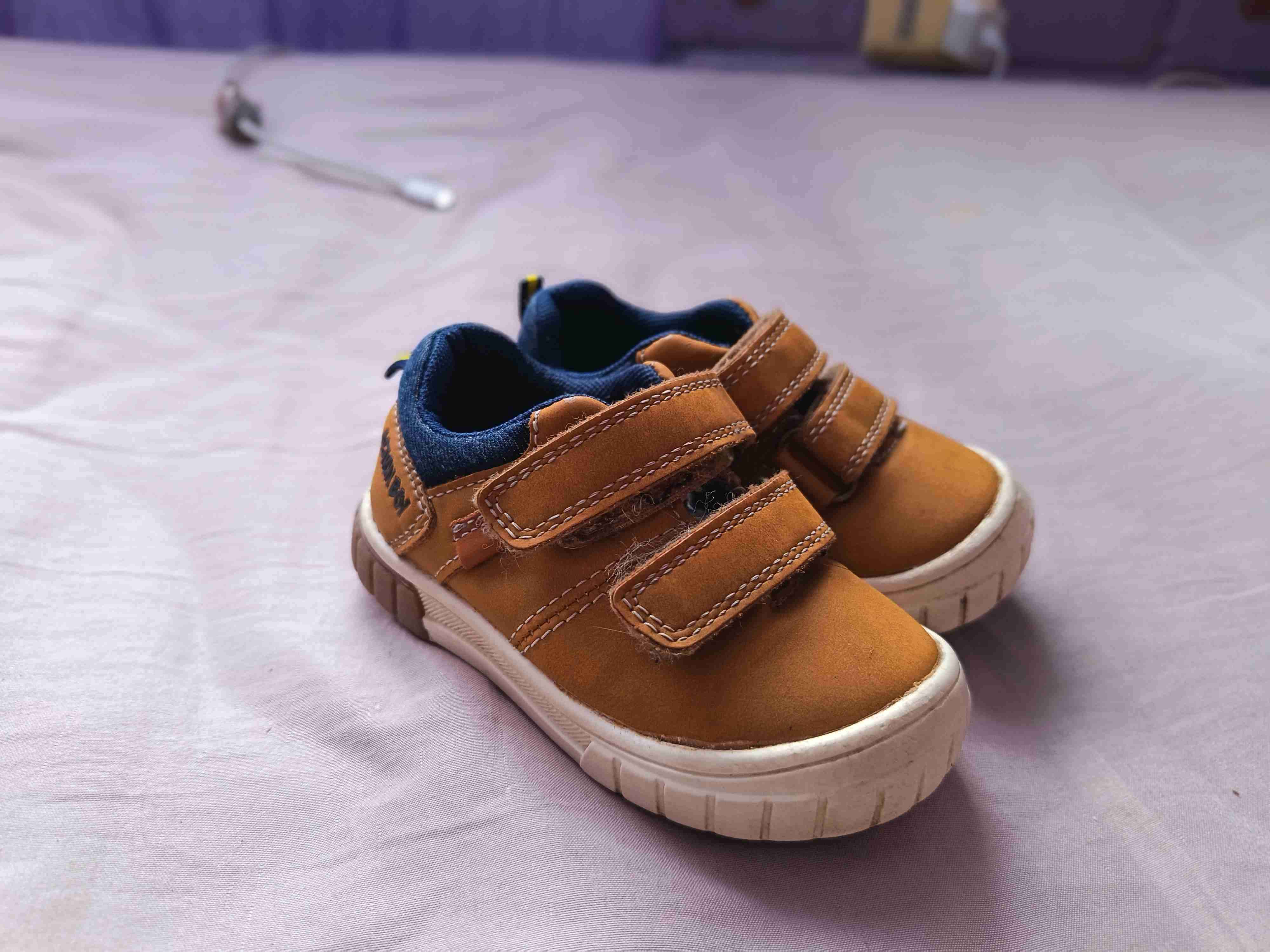 Zapatos de niño café con velcro