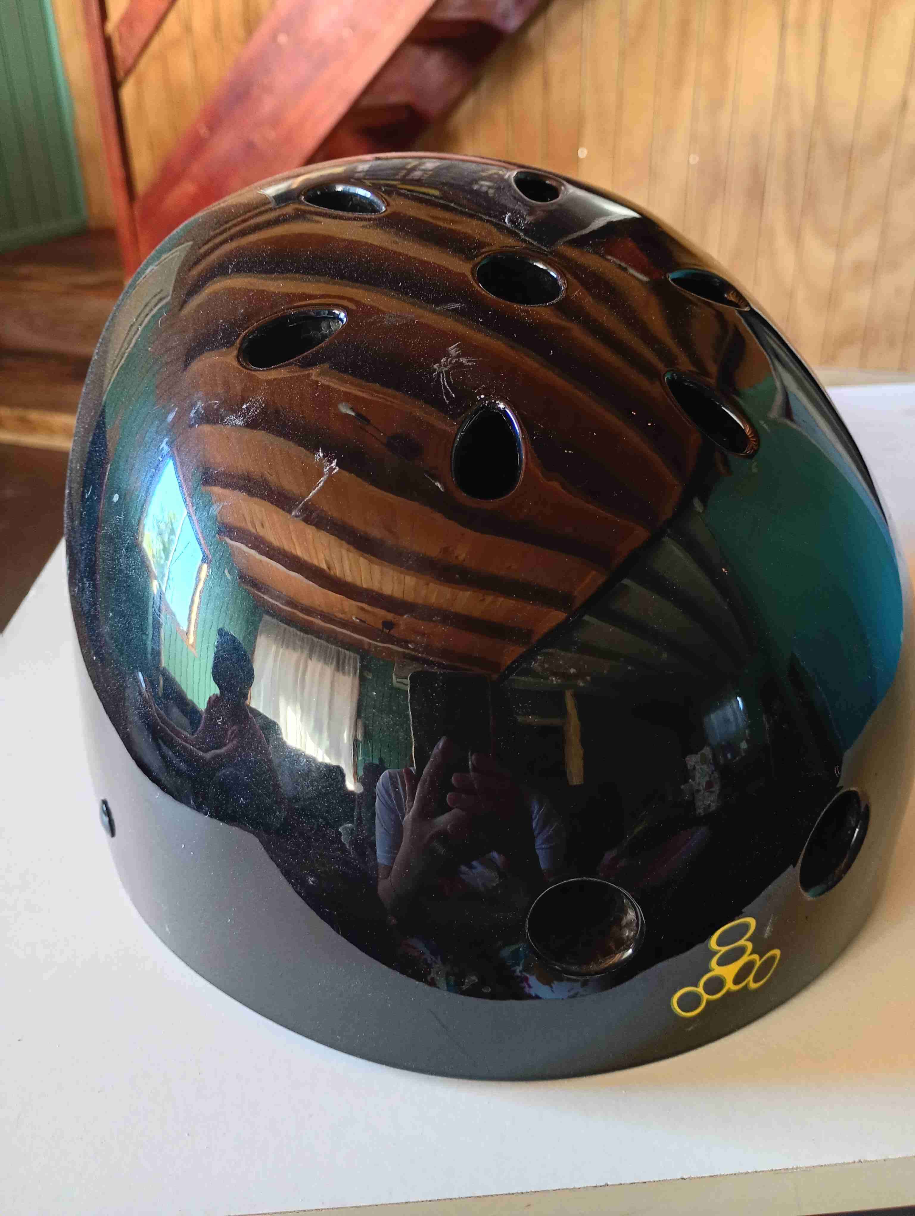 Cascos negro de protección y multicolor